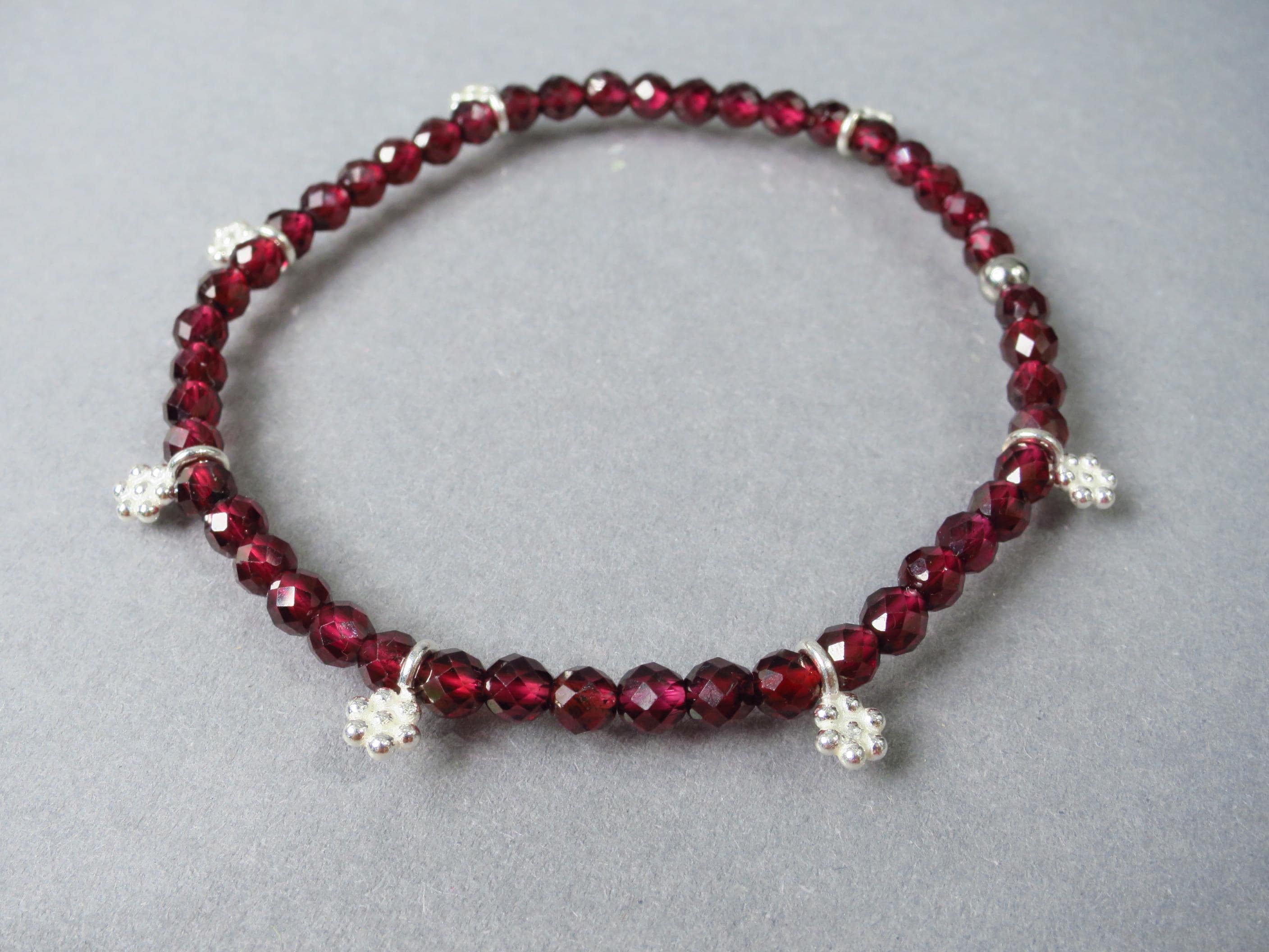 Granat Edelstein Stacking Armband Delfin und Blumen