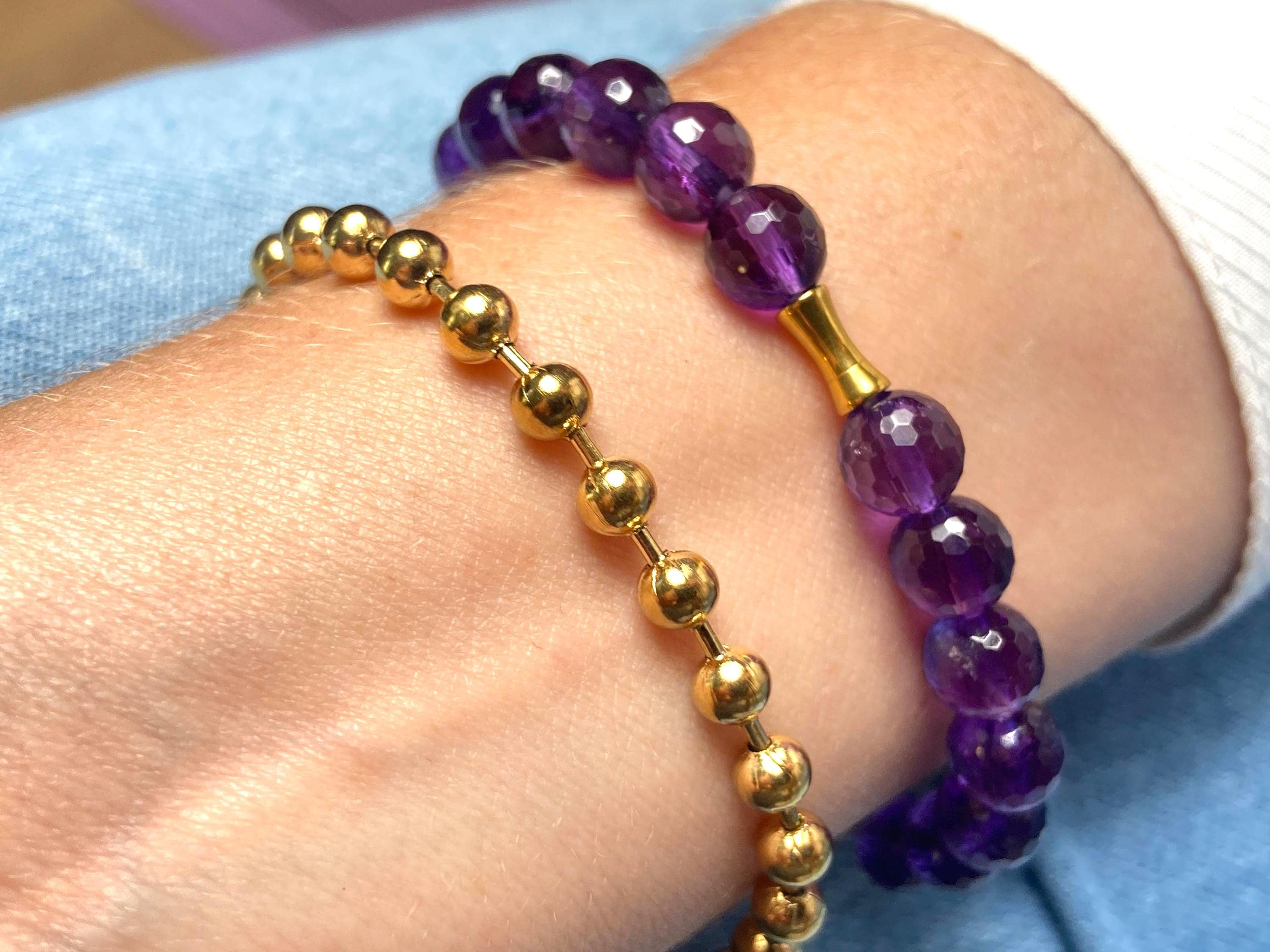 Amethyst Edelstein Armband in Lila und Gold, Stapelarmband, bangle bracelet