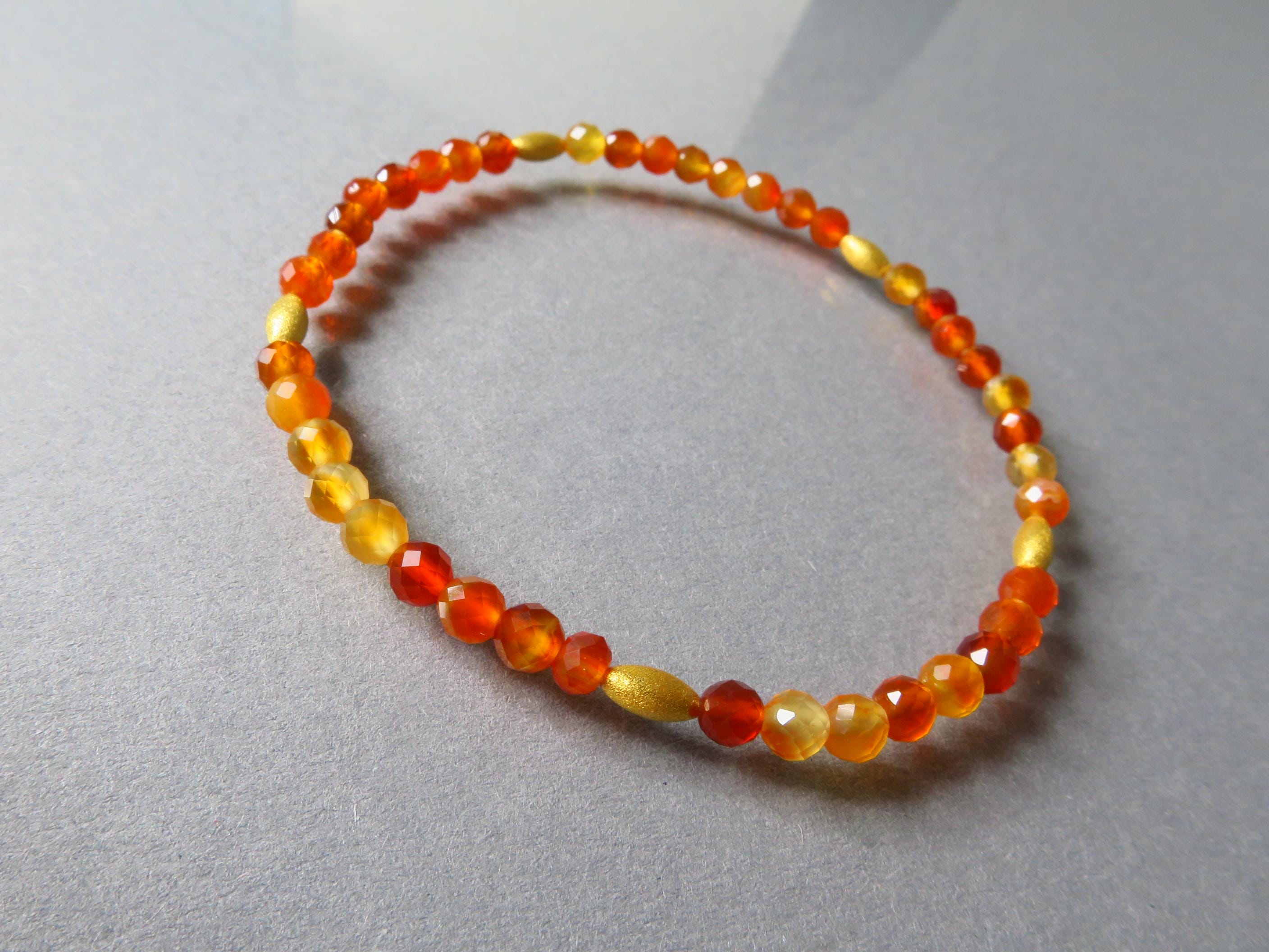 Karneol Edelstein Armband in Orange und Gold, Stapelarmband, bangle bracelet