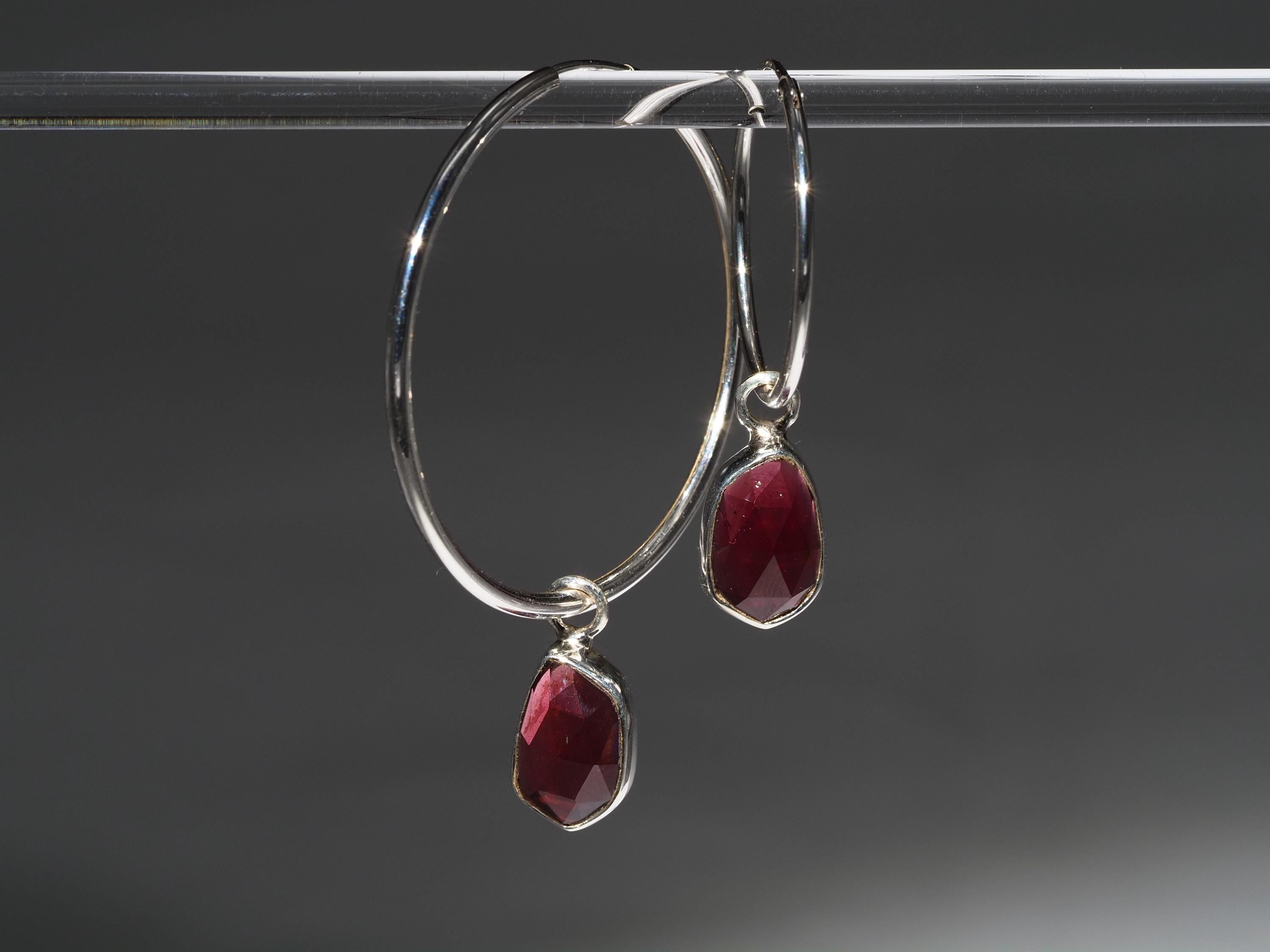 Granat Silber Creolen – elegante Ohrringe mit roten Edelsteinen