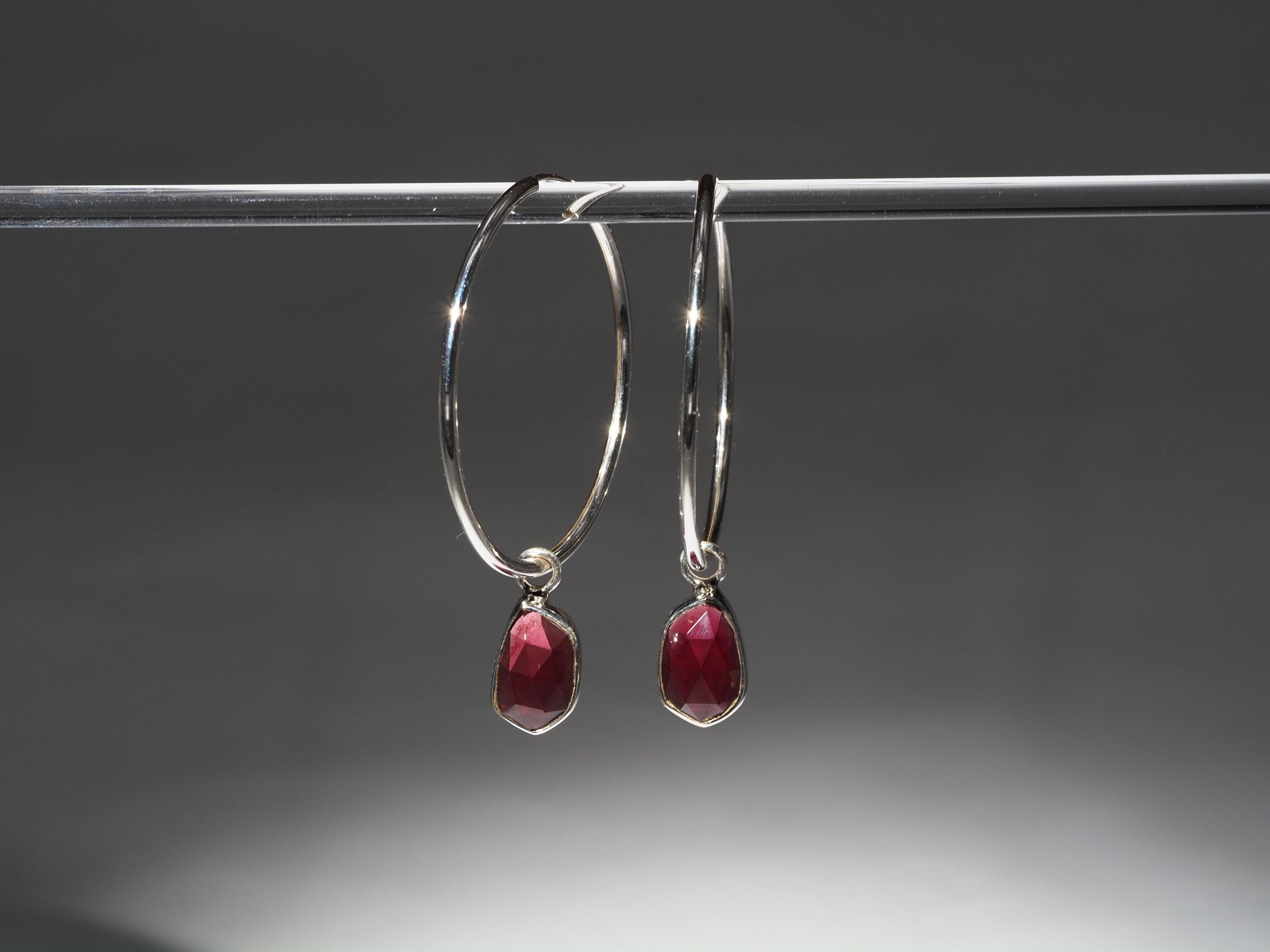 Granat Silber Creolen – elegante Ohrringe mit tiefroten Edelsteinen