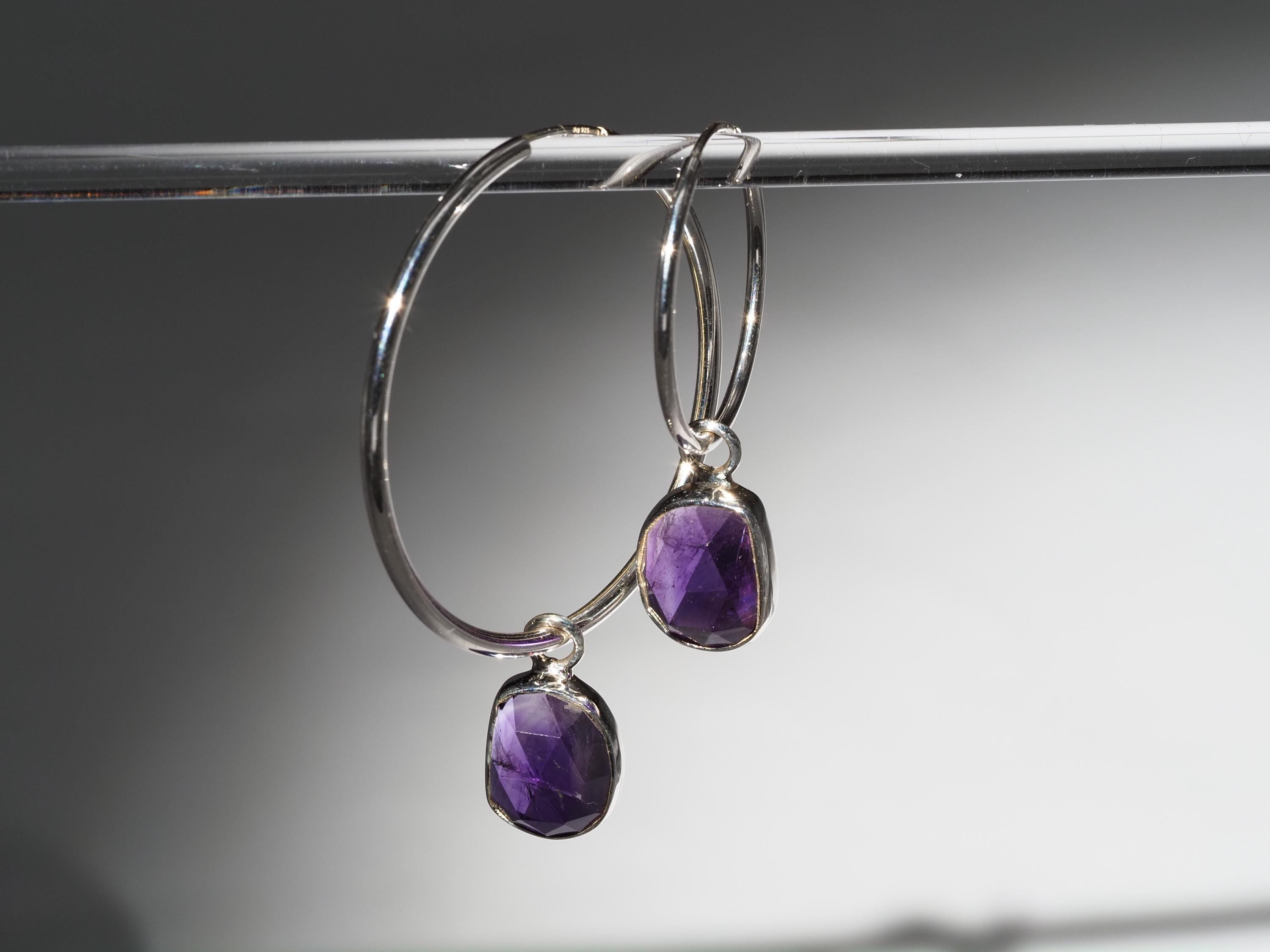 Amethyst Silber Creolen – elegante Ohrringe mit lila Edelsteinen