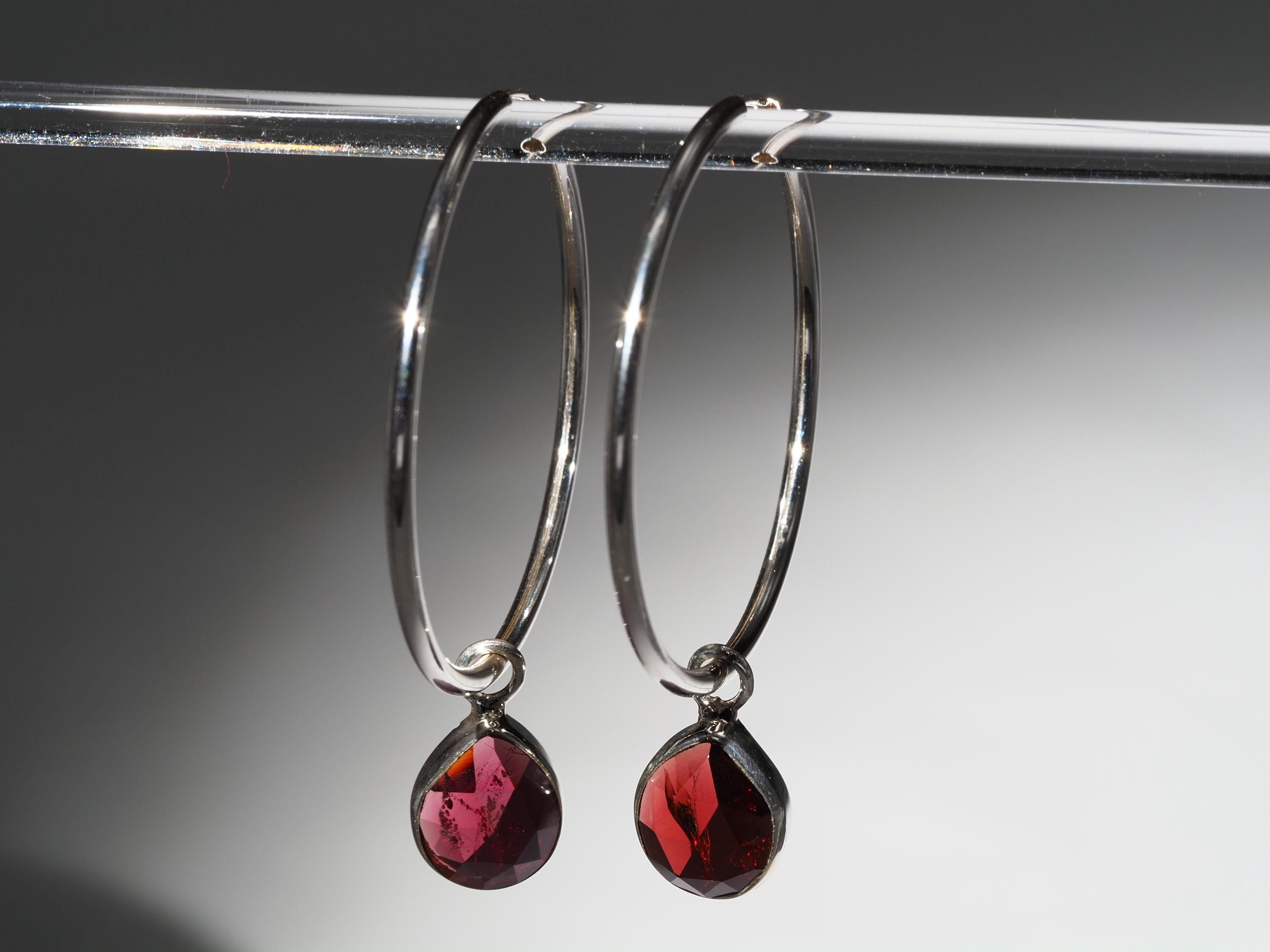 Granat Silber Creolen – elegante Ohrringe mit roten Edelsteinen