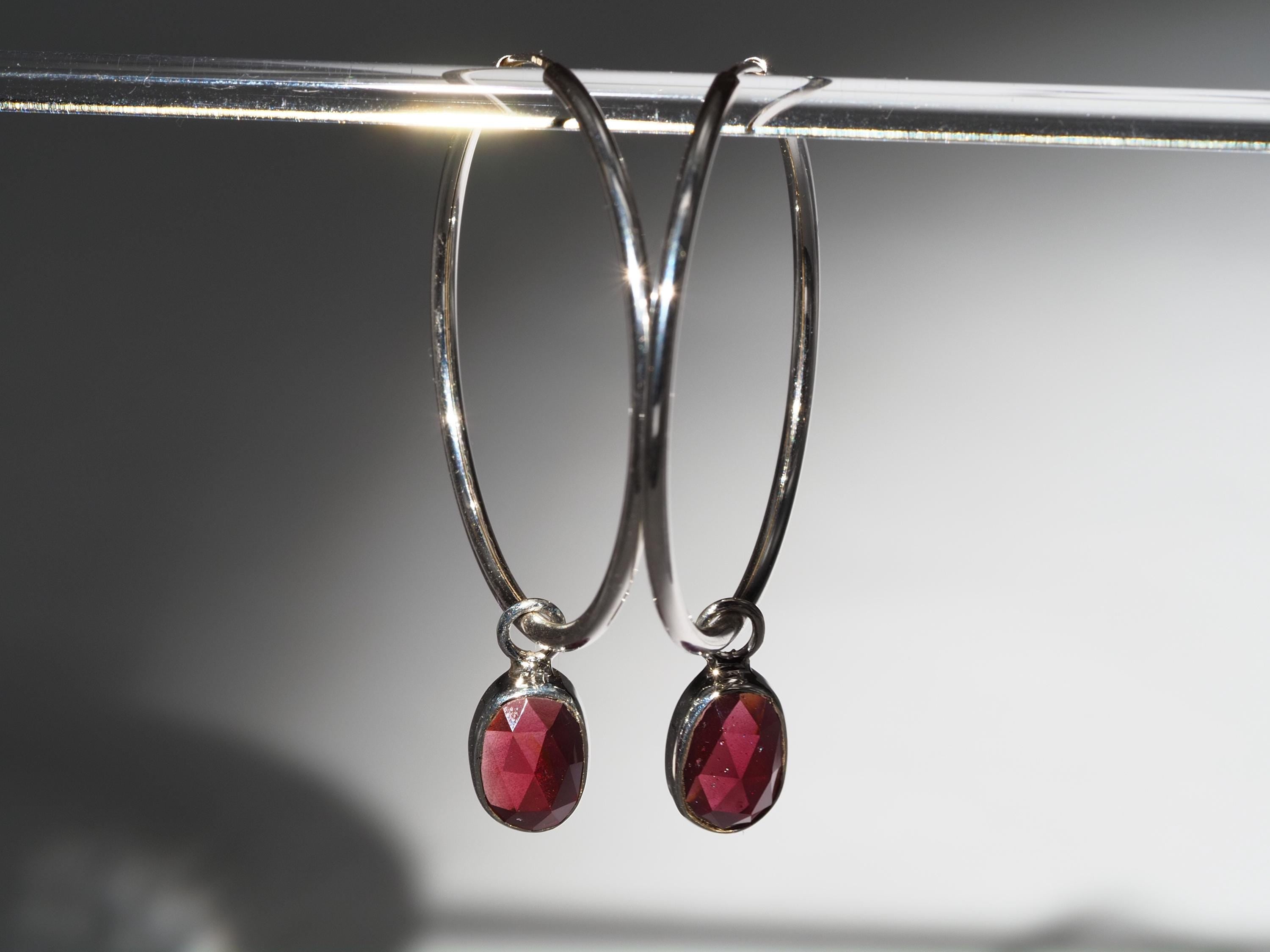 Granat Silber Creolen Ohrringe mit roten Edelsteinen