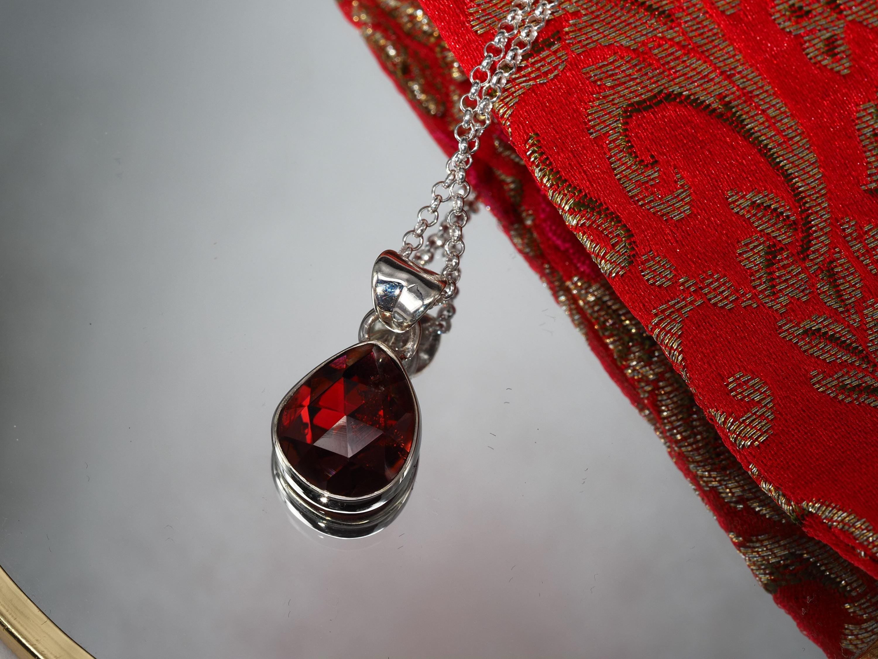 Anhänger Granat – zierlicher Edelsteinanhänger Silber
