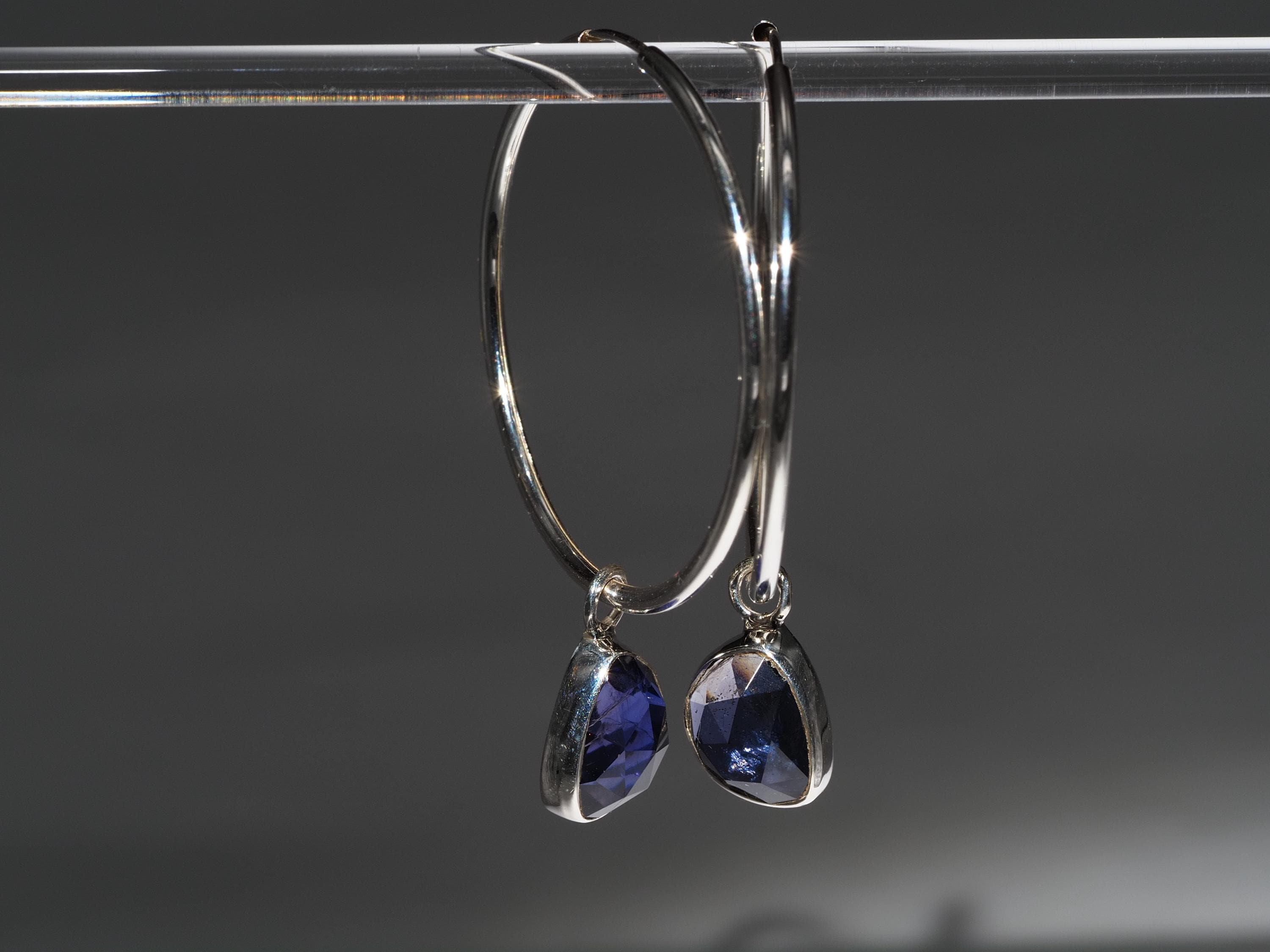 Iolith Silber Creolen – elegante Ohrringe mit mystisch blauem Edelstein