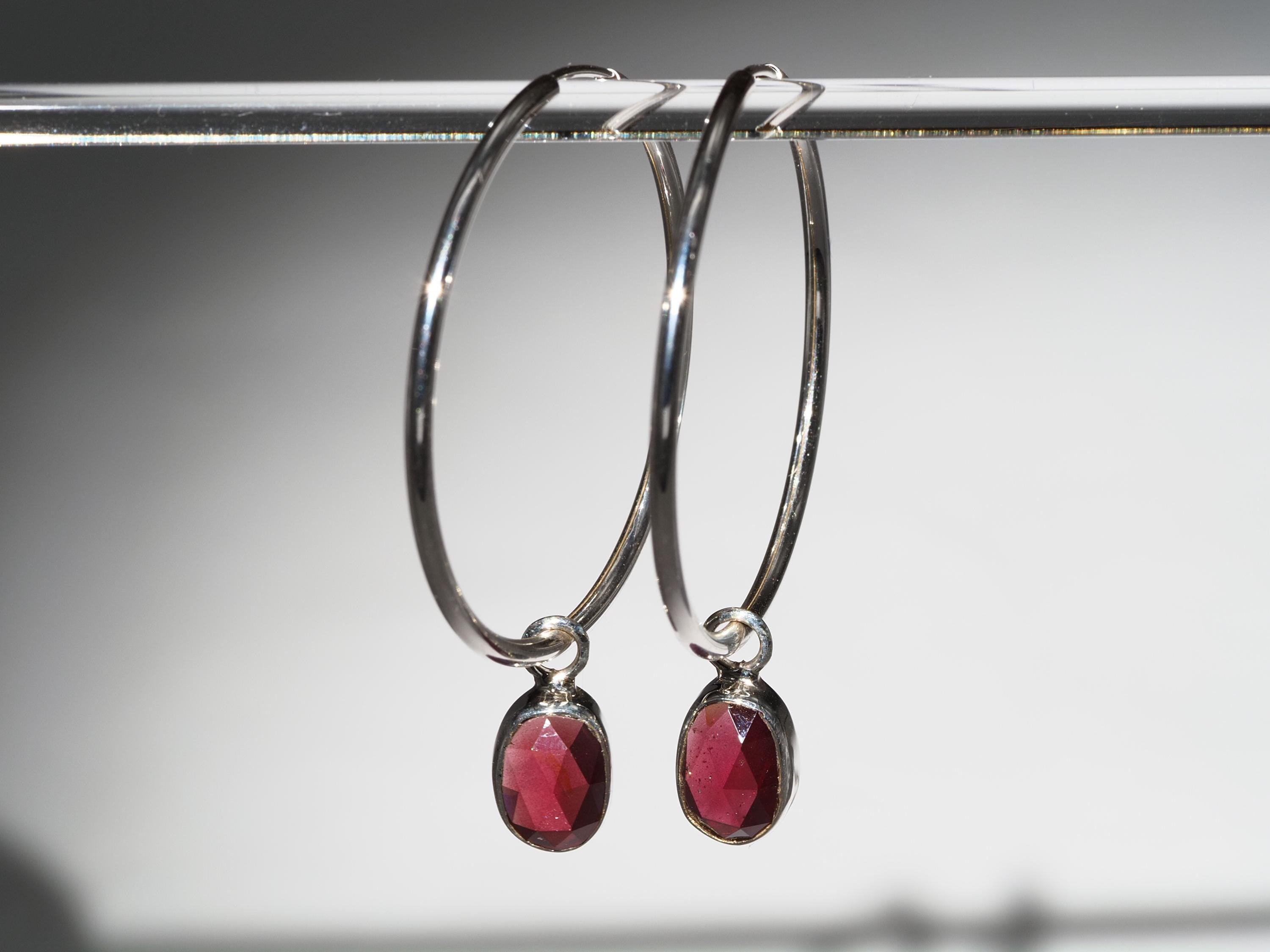 Granat Silber Creolen Ohrringe mit roten Edelsteinen