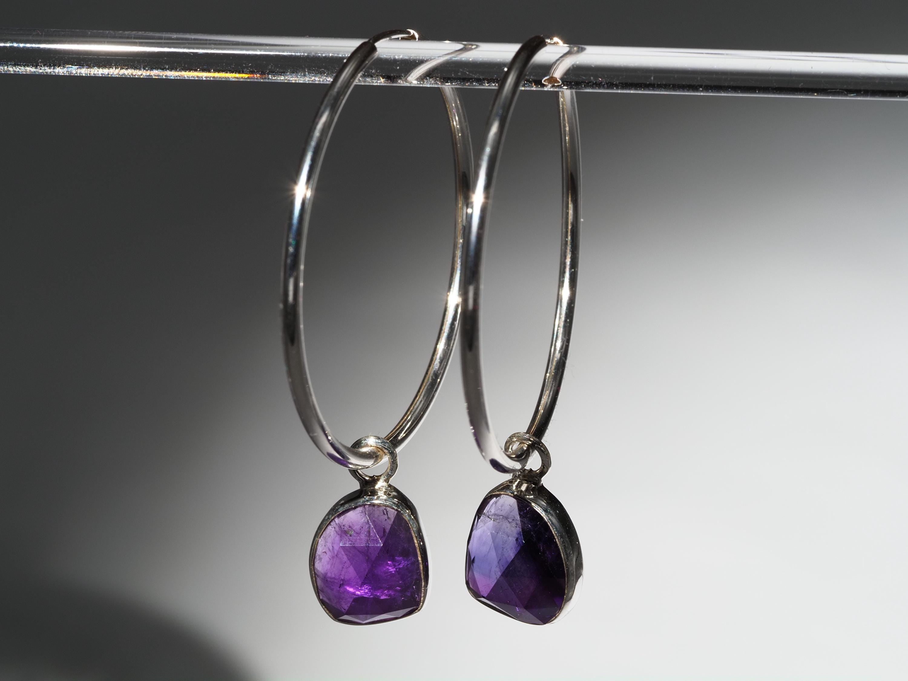 Amethyst Silber Creolen Ohrringe mit violetten Edelsteinen