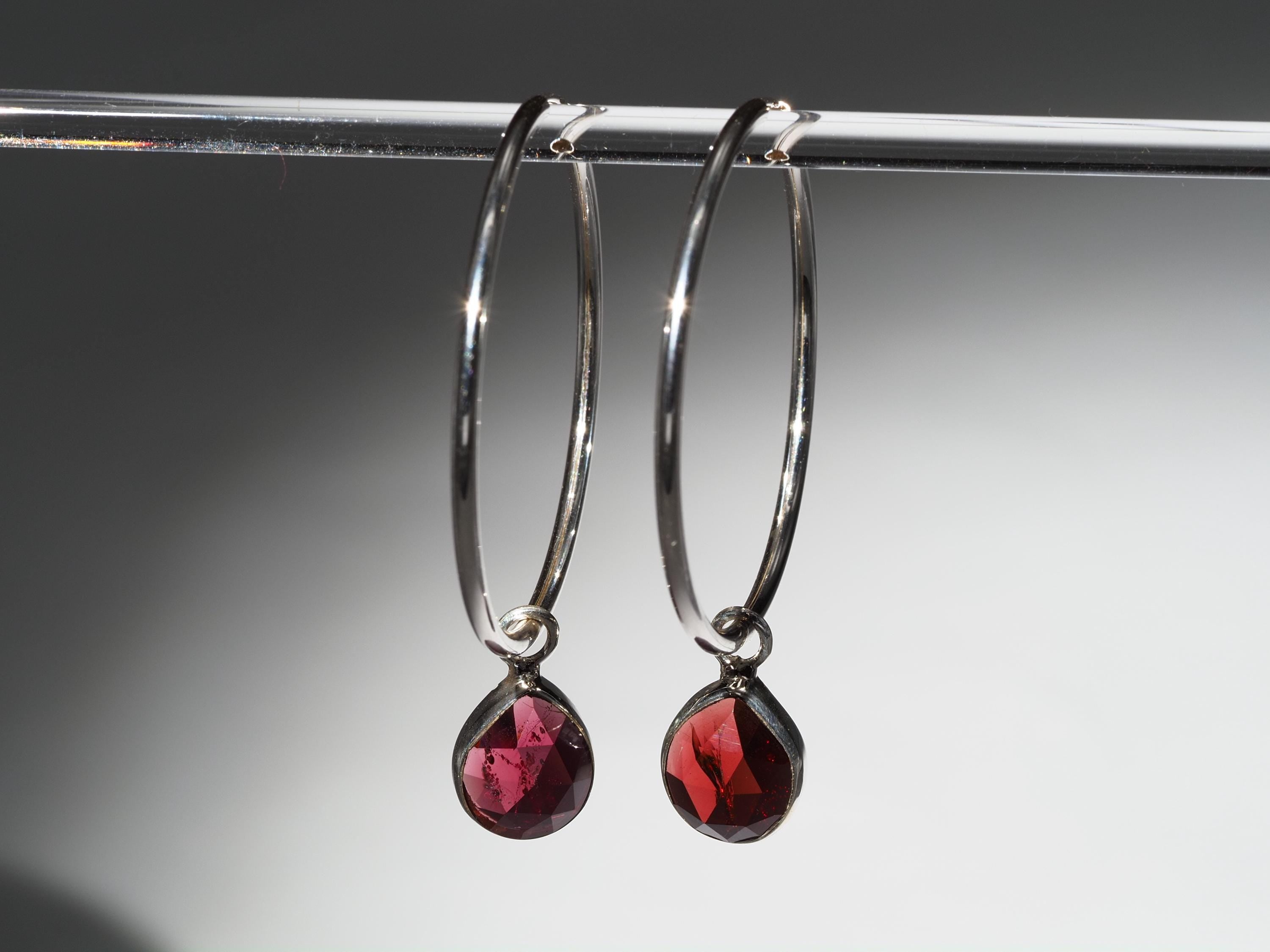 Granat Silber Creolen Ohrringe mit rose cut Edelsteinen