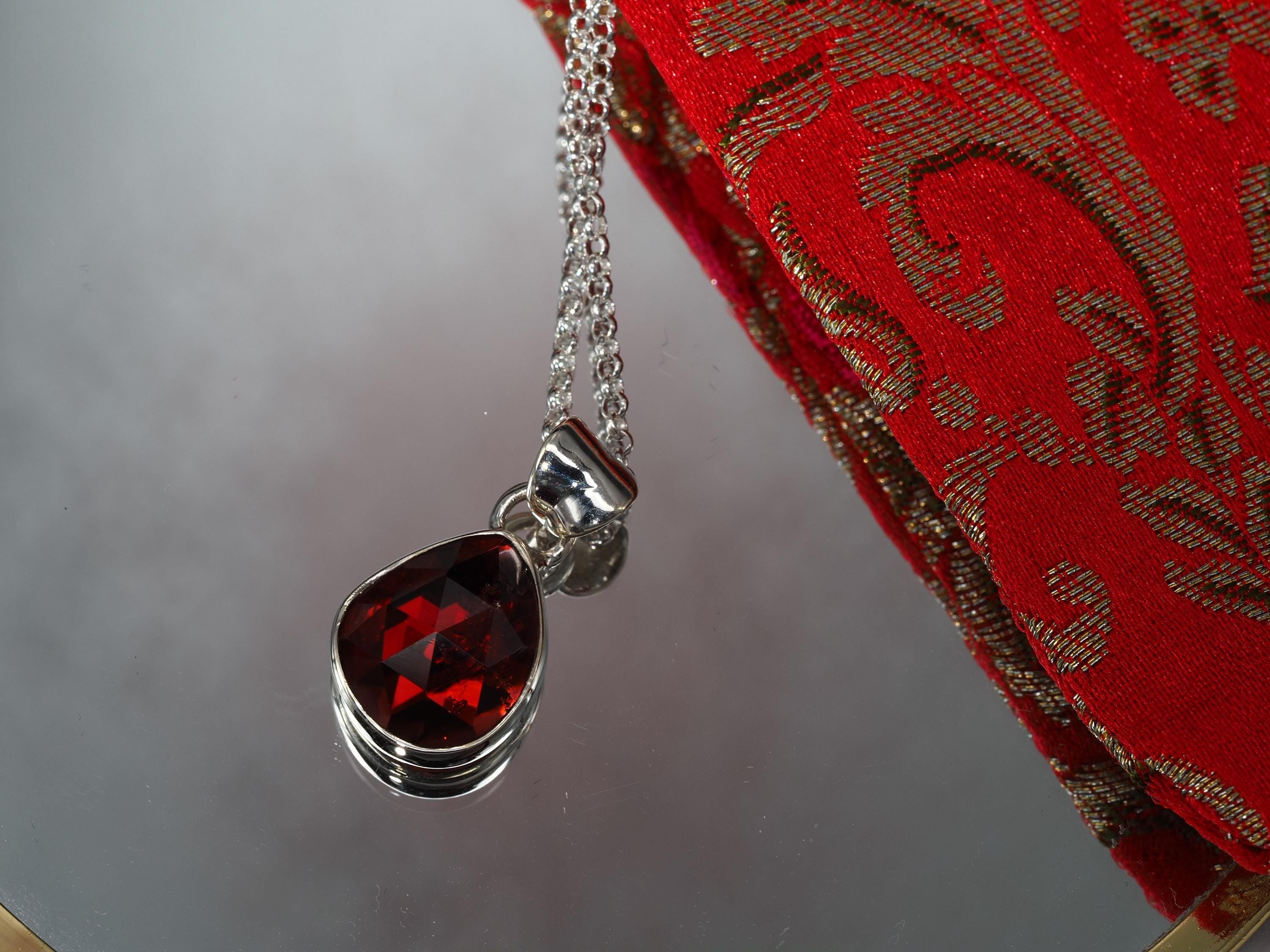 Anhänger Granat – zierlicher Edelsteinanhänger Silber