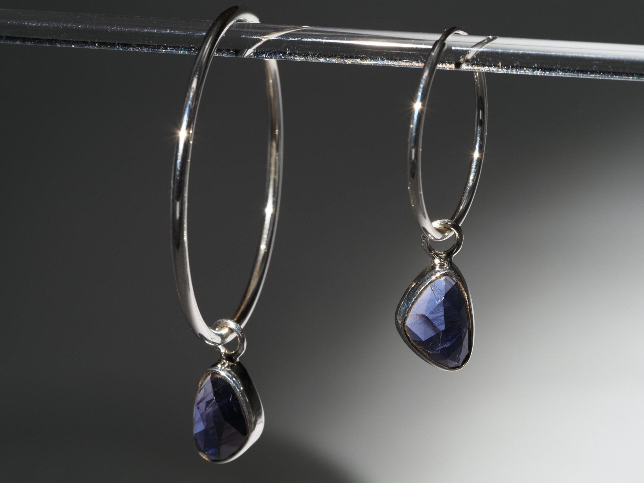 Iolith Silber Creolen – elegante Ohrringe mit mystisch blauem Edelstein