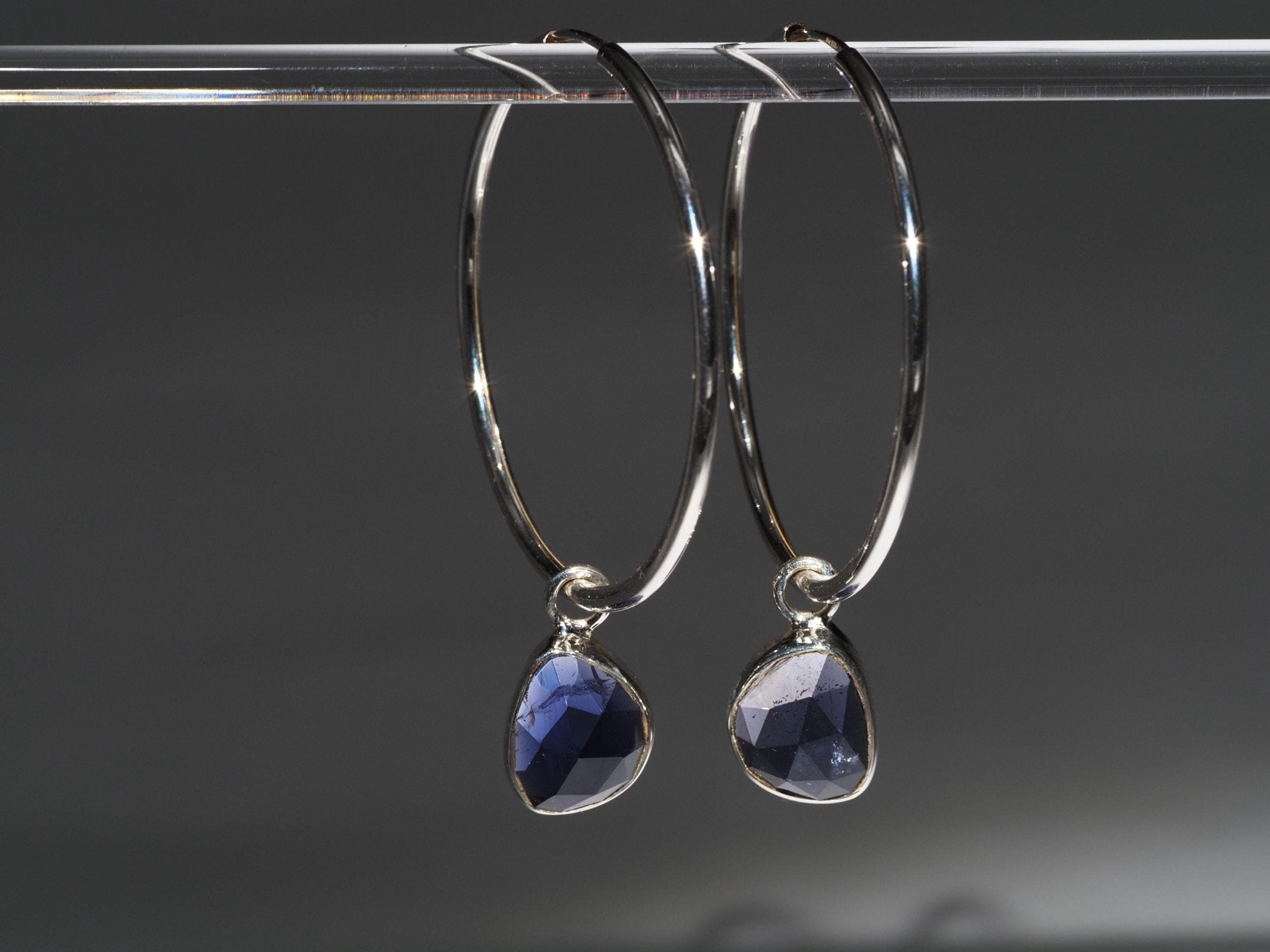 Iolith Silber Creolen – elegante Ohrringe mit mystisch blauem Edelstein