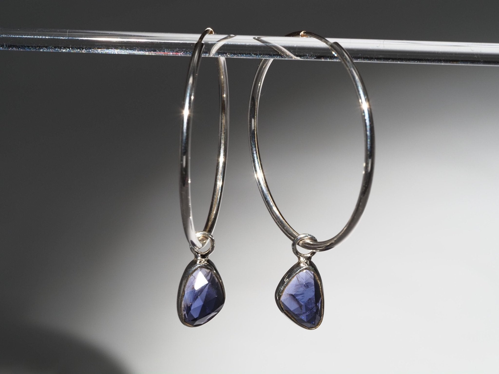 Iolith Silber Creolen Ohrringe mit mystische blaue Edelsteinen