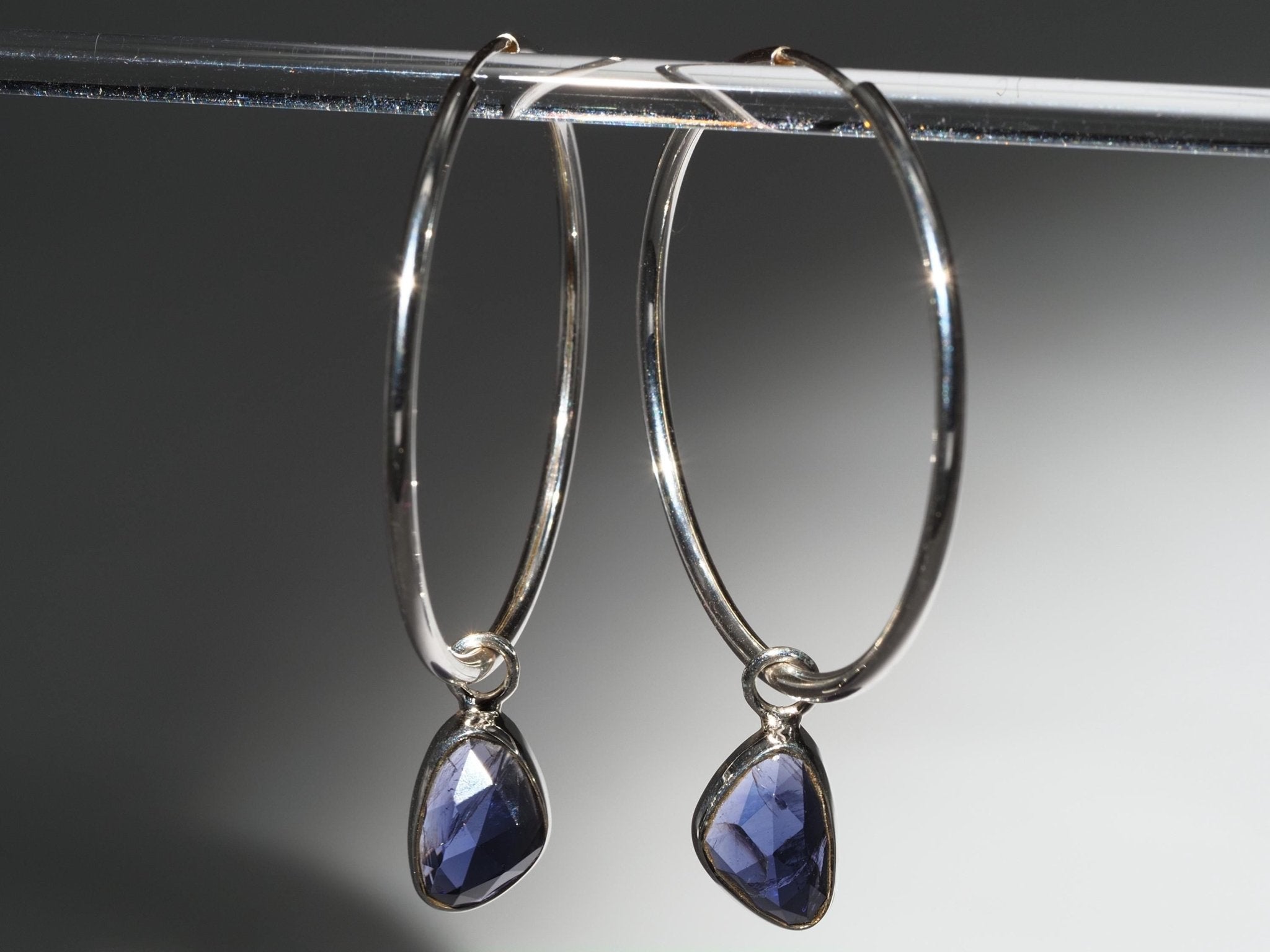 Iolith Silber Creolen Ohrringe mit mystische blaue Edelsteinen