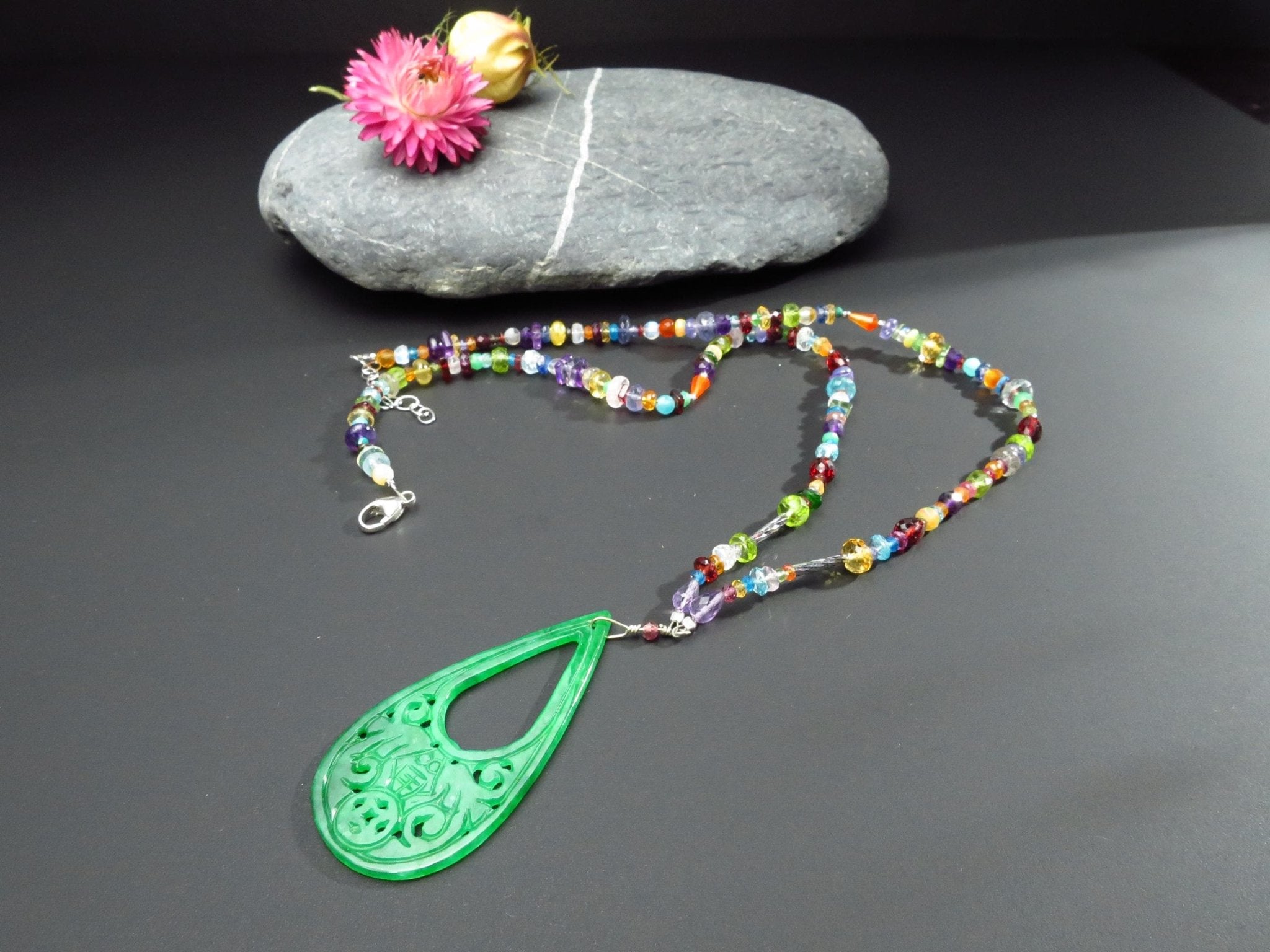 Jade Anhänger gravierter mit bunter Edelstein Kette