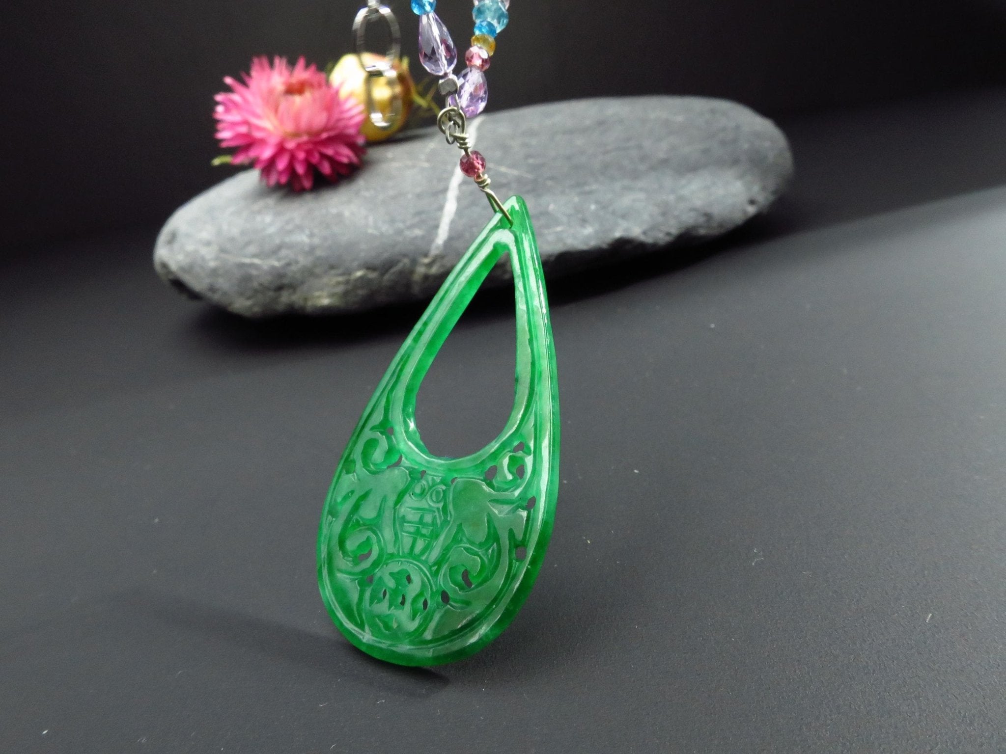 Jade Anhänger gravierter mit bunter Edelstein Kette