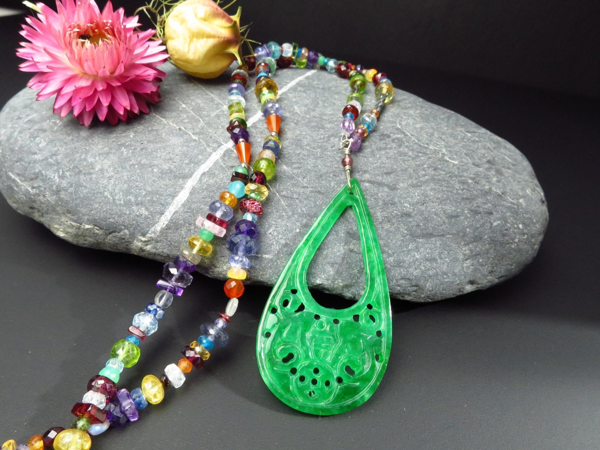 Jade Anhänger gravierter mit bunter Edelstein Kette