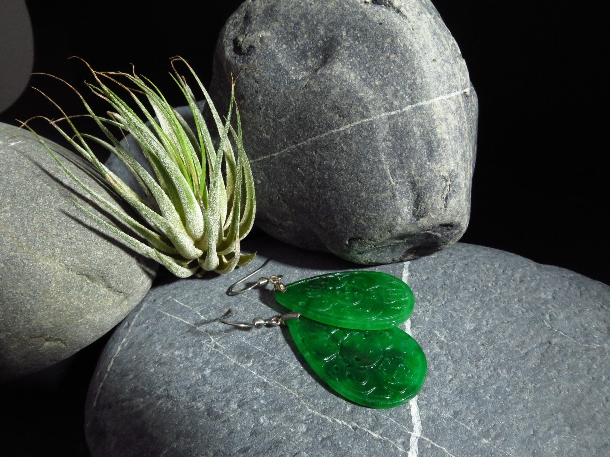 Jade Ohrringe grün beidseitig graviert 925 Silber