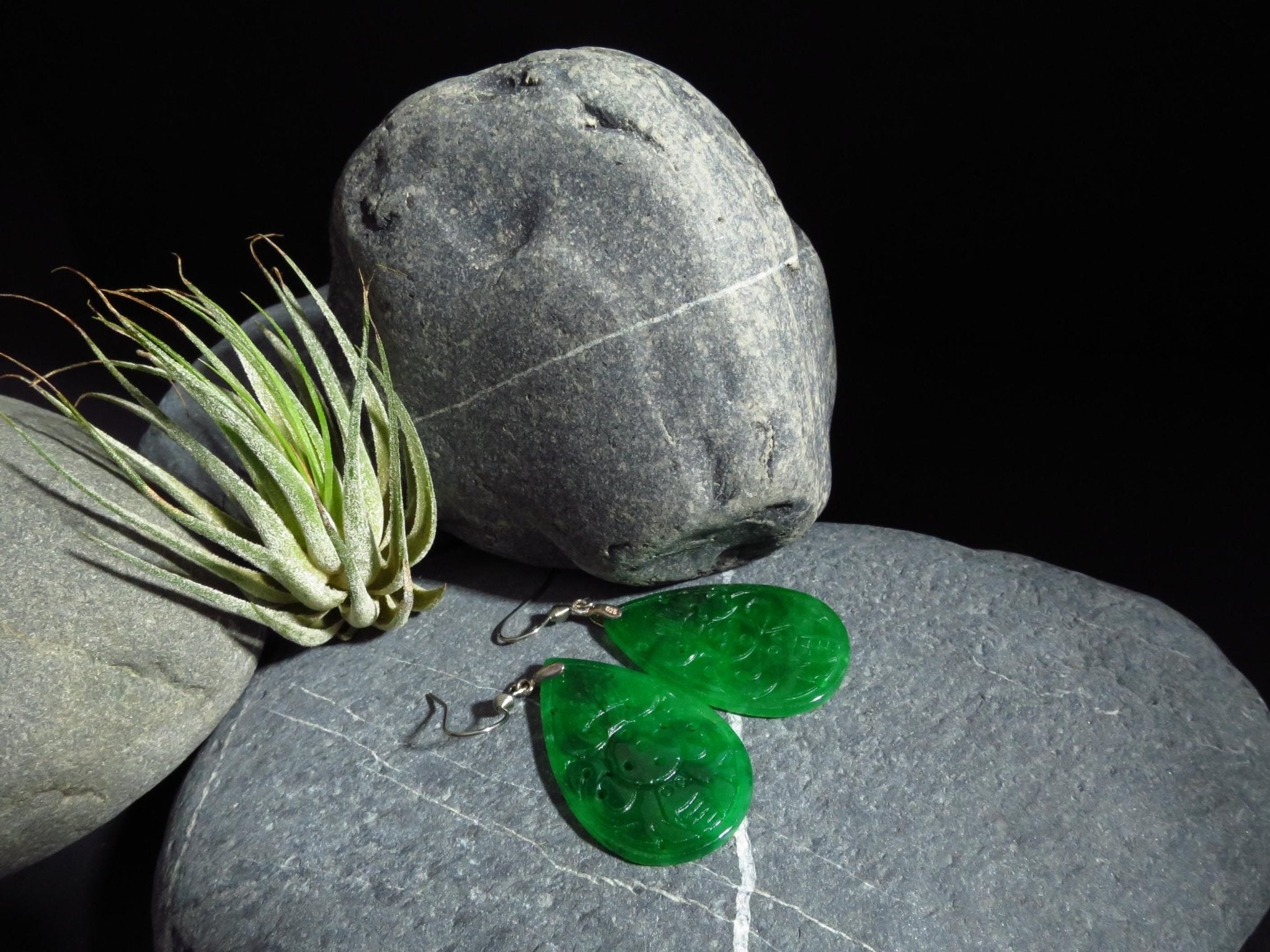 Jade Ohrringe grün beidseitig graviert 925 Silber