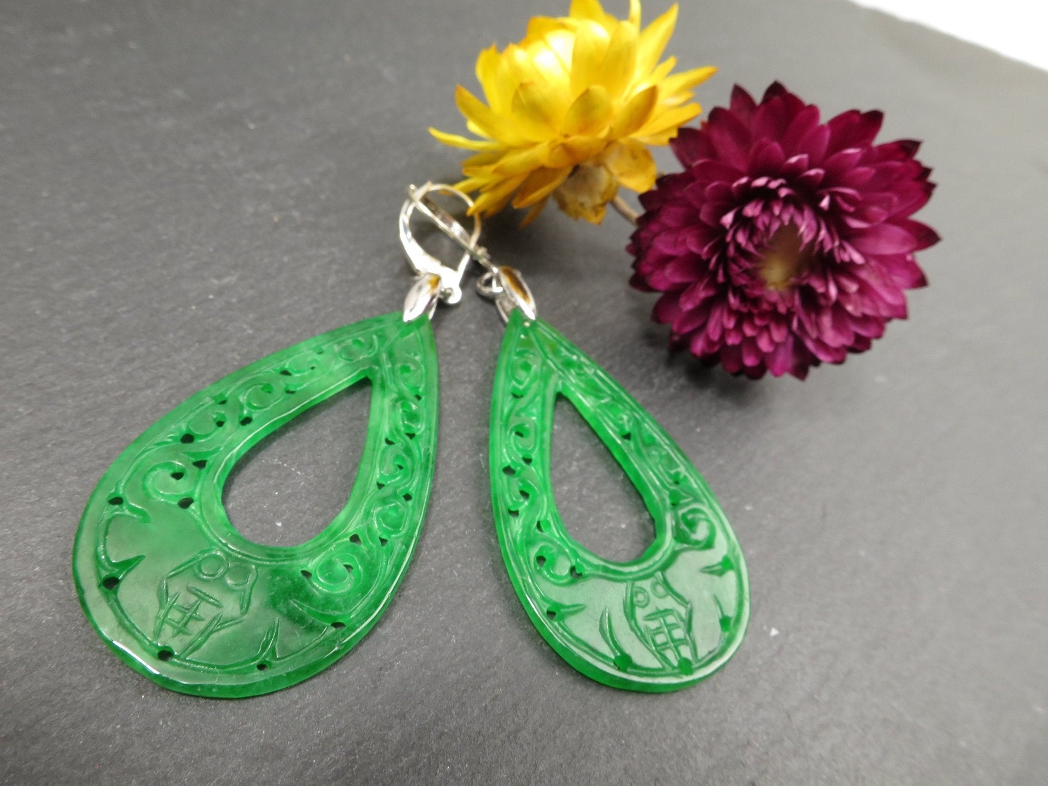 Jade Ohrringe grün graviert mit 925 Silber Ohrhaken