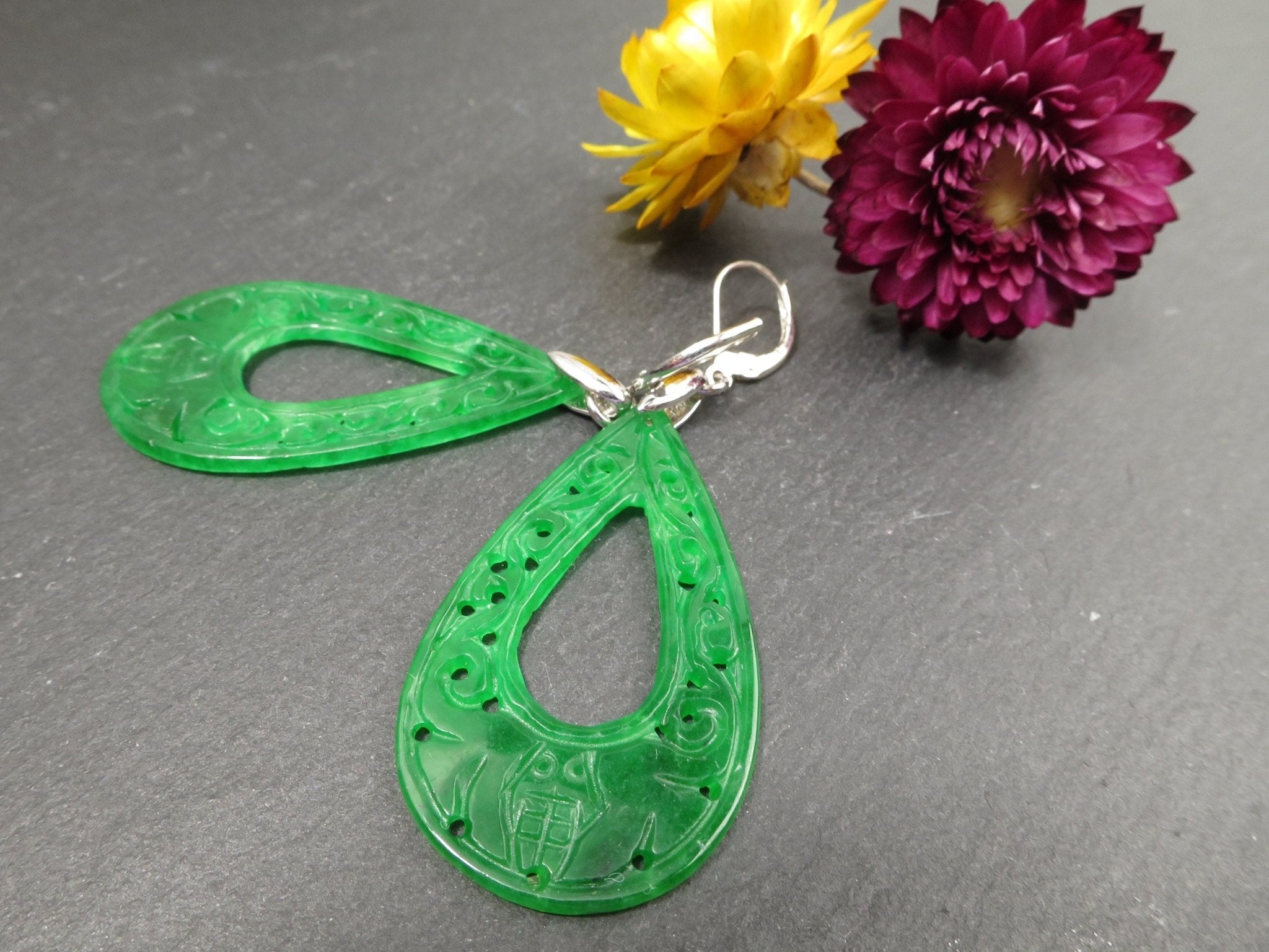 Jade Ohrringe grün graviert mit 925 Silber Ohrhaken
