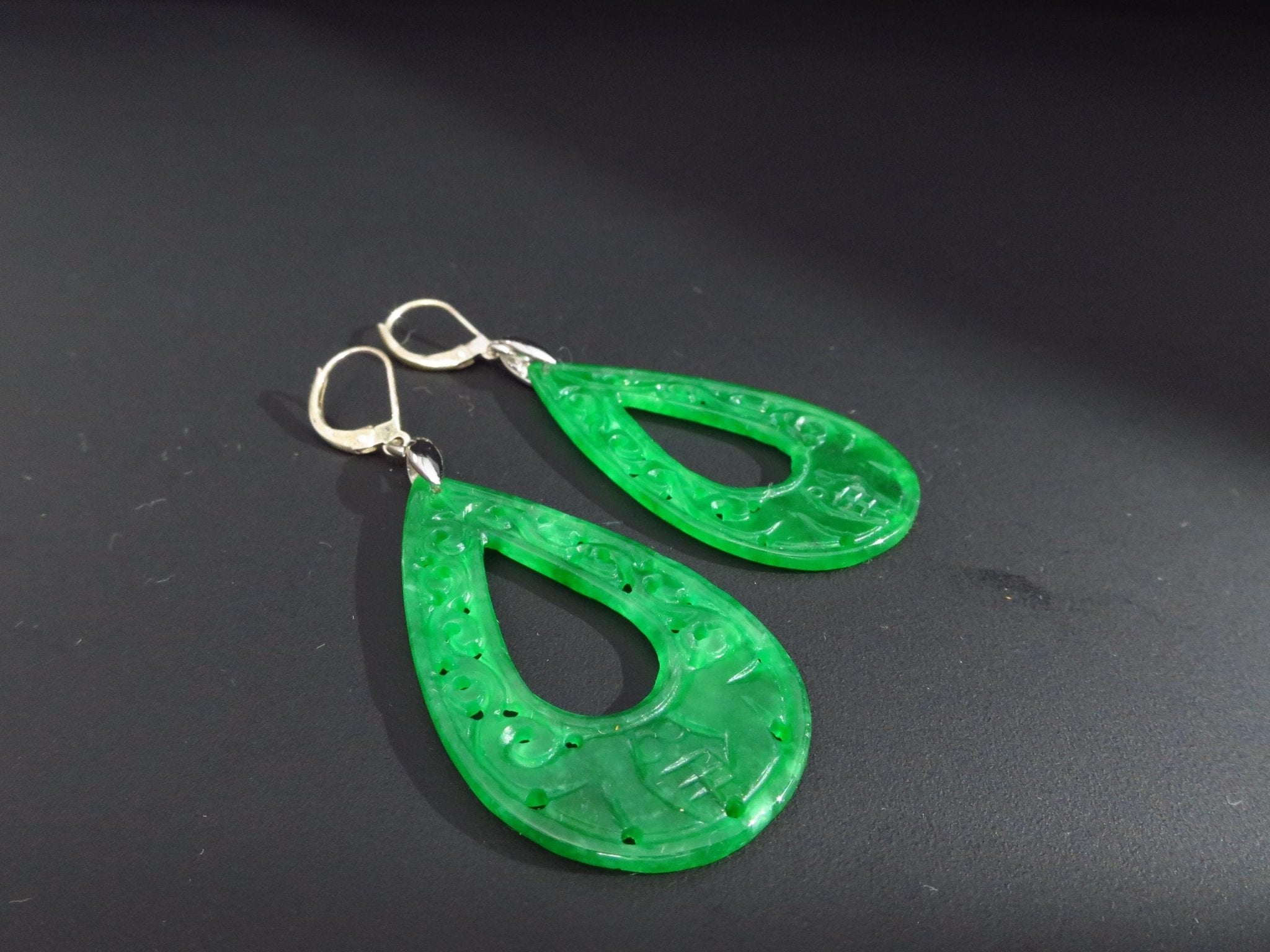 Jade Ohrringe grün graviert mit 925 Silber Ohrhaken