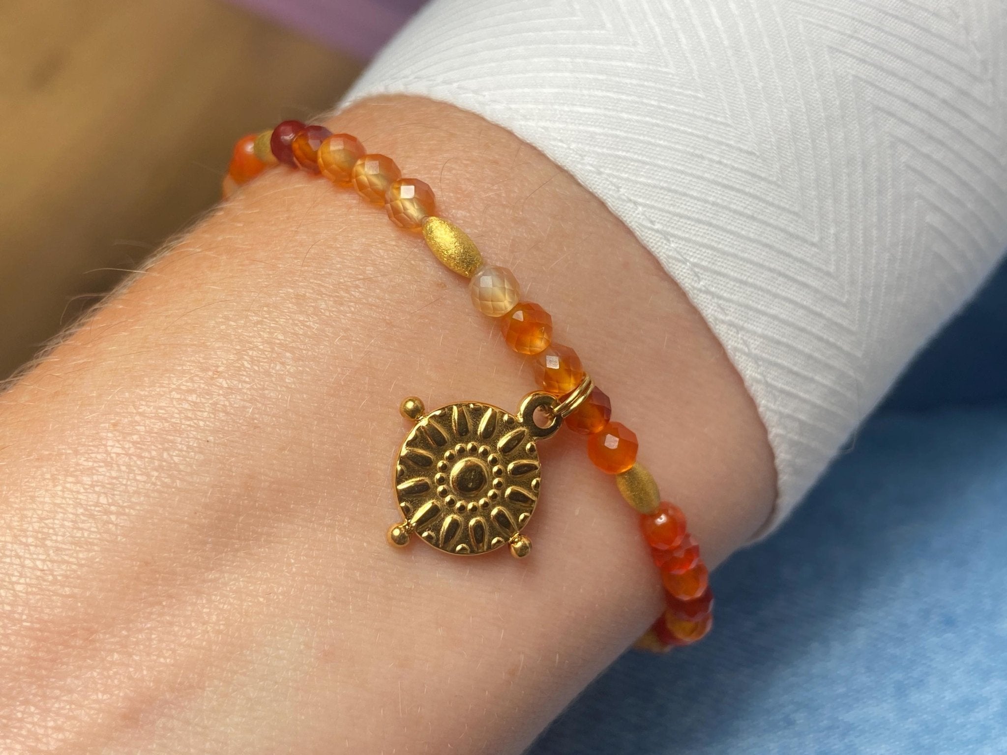 Karneol Edelstein Armband in Orange und Gold, Stapelarmband, bangle bracelet