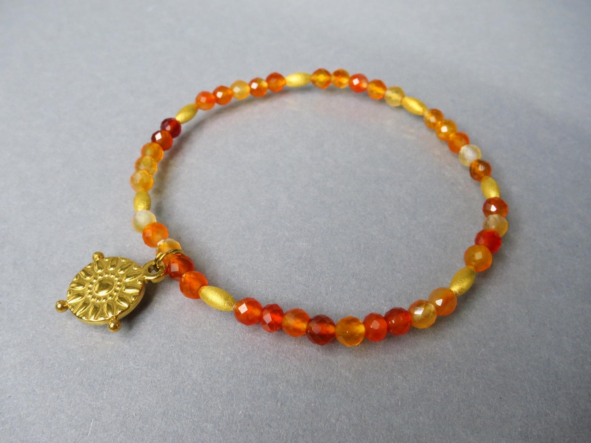 Karneol Edelstein Armband in Orange und Gold, Stapelarmband, bangle bracelet