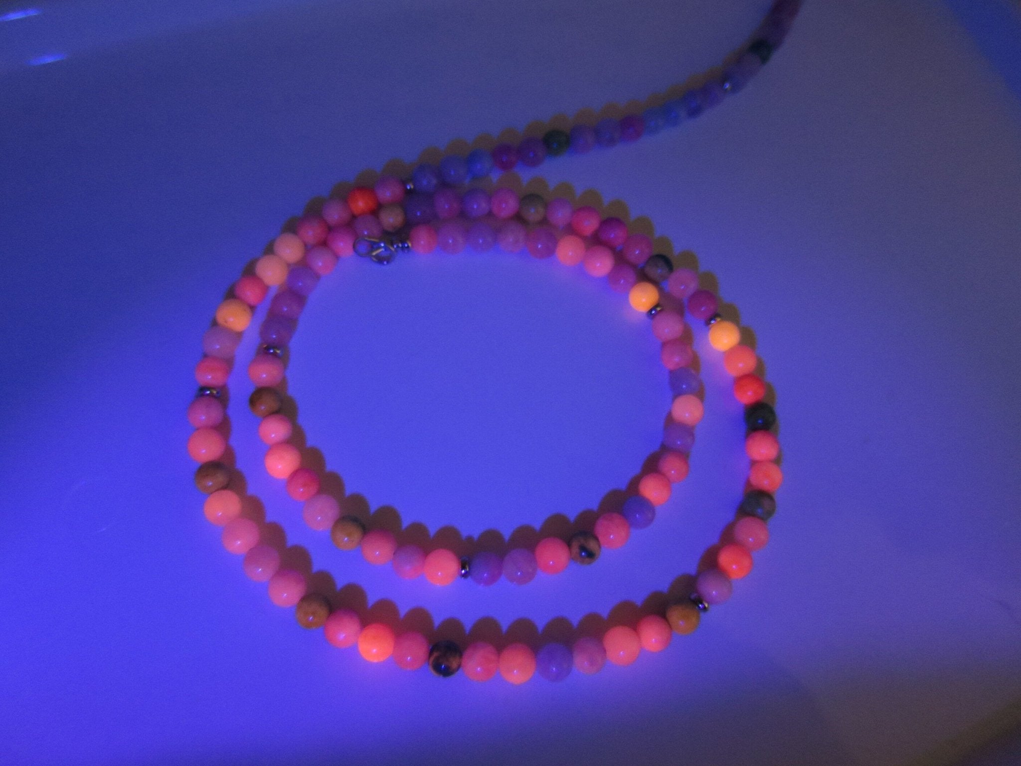 Mehrfarbige Hackmanit Halskette – UV - reaktiver Edelstein, naturbelassenes Einzelstück