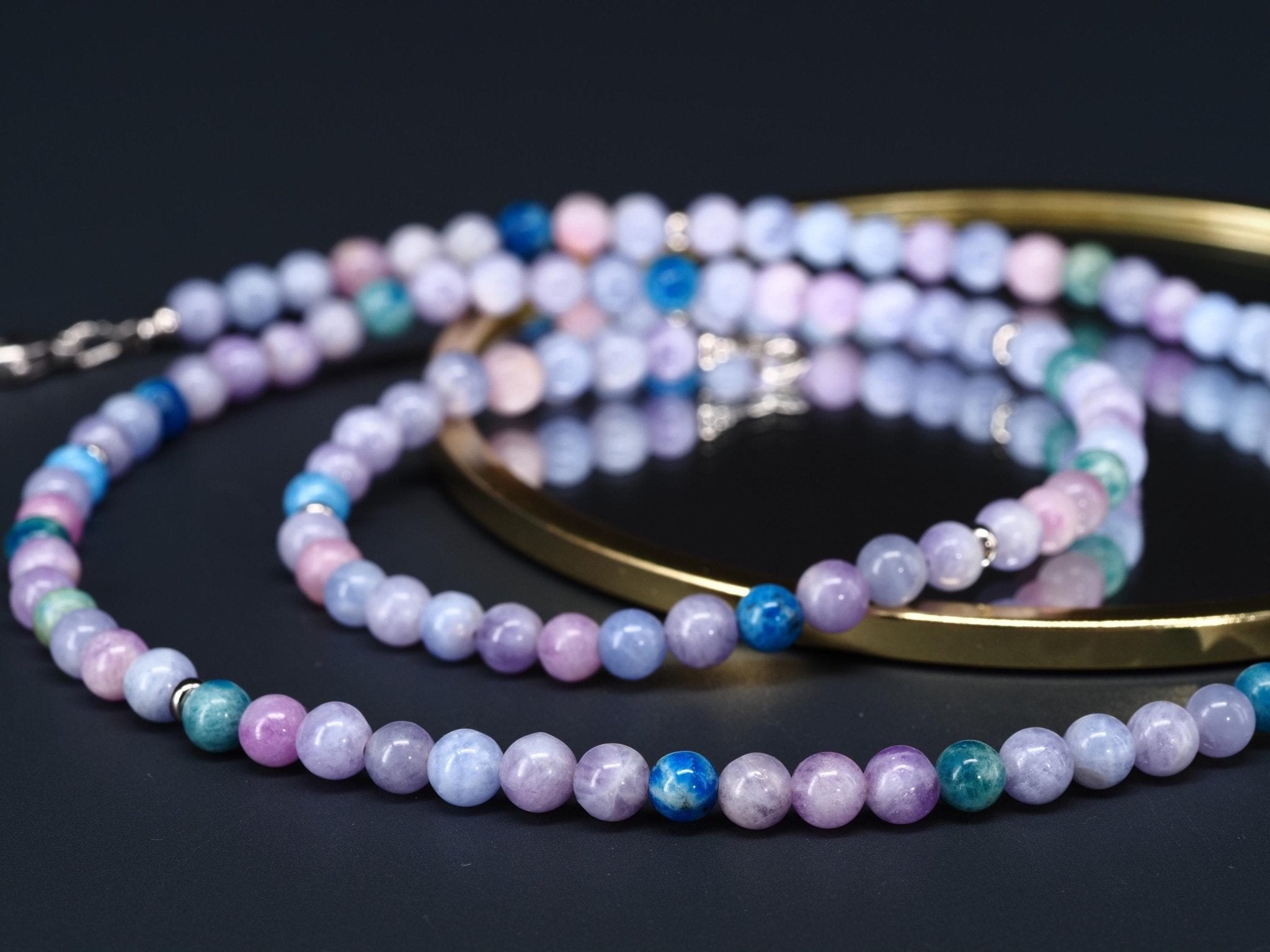 Mehrfarbige Hackmanit Halskette – UV - reaktiver Edelstein, naturbelassenes Einzelstück