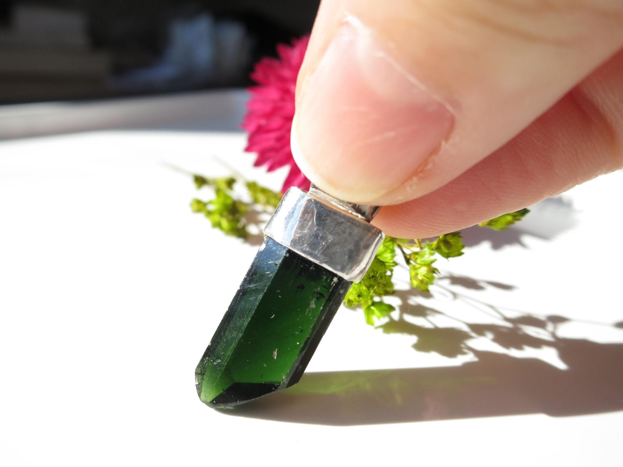 Natur Kristall Chromdiopsid sehr selten schwarz grün Anhänger Kristall aus Pakistan Spitze gefasst in 925 Sterling Silber unbehandelt