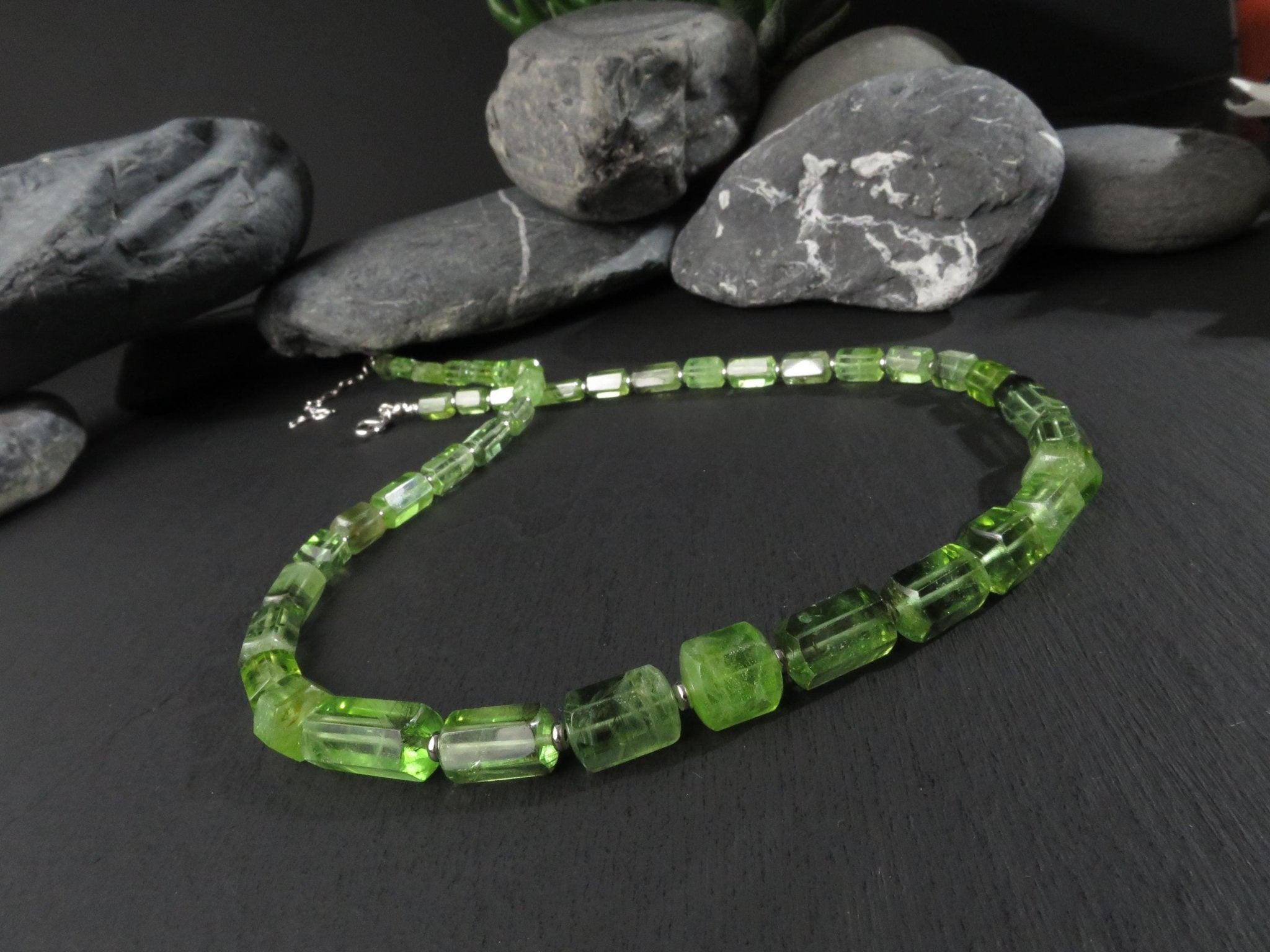 Peridot Ludwigit Kristalle Nadeln Kette Silber Rarität