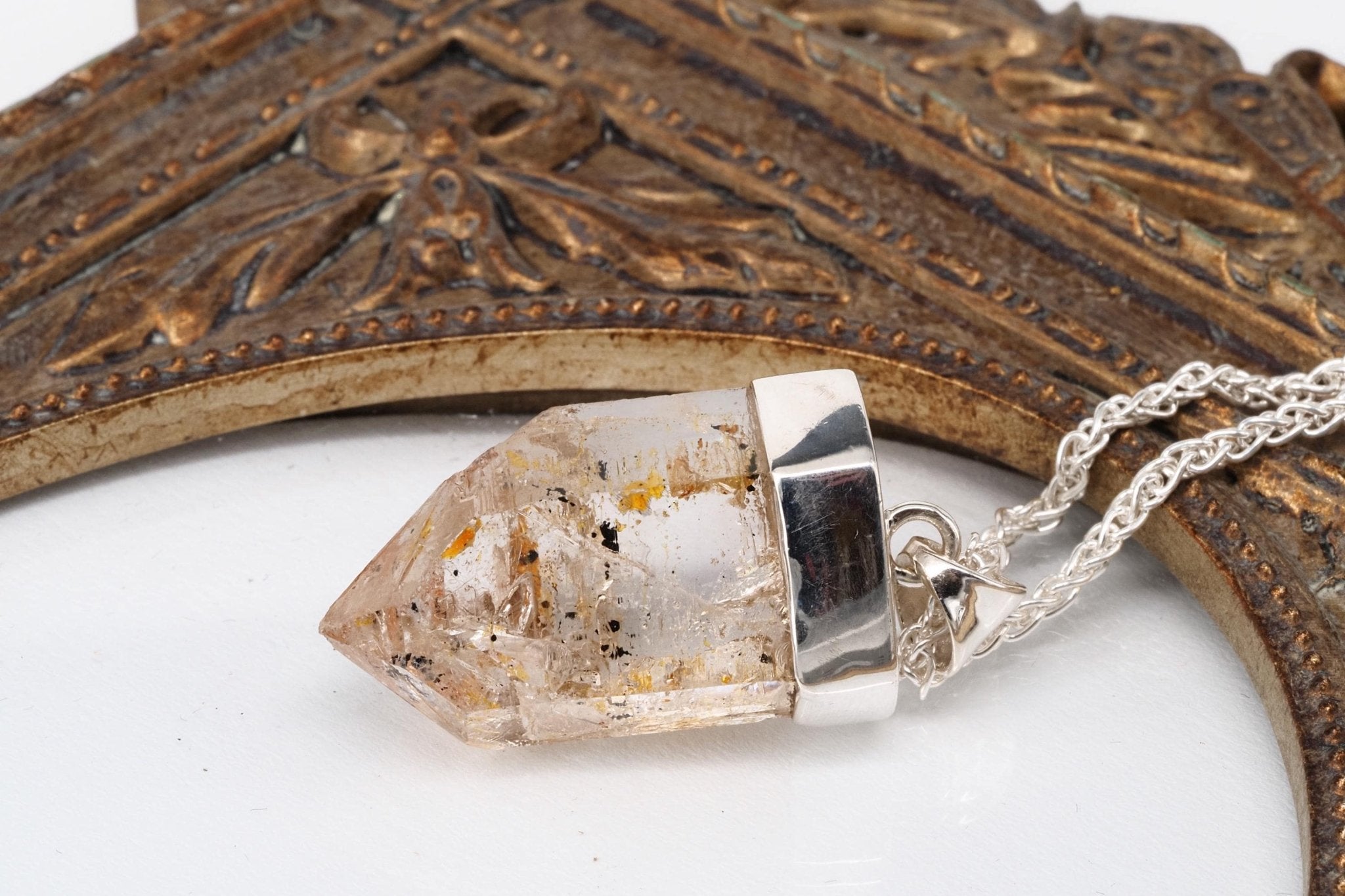 Petroleum Quarz Anhänger Firefly Kristall aus Madagaskar gefasst in 925 Sterling Silber UV Kristall