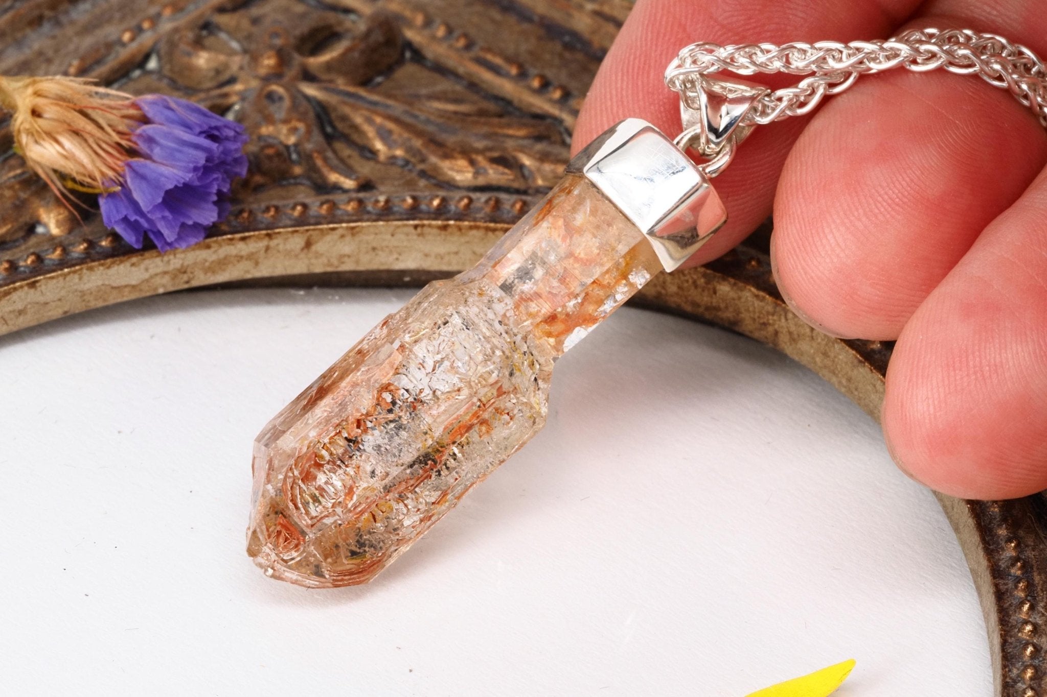 Petroleum Quarz Anhänger Firefly Kristall aus Madagaskar gefasst in 925 Sterling Silber UV Kristall Zepter