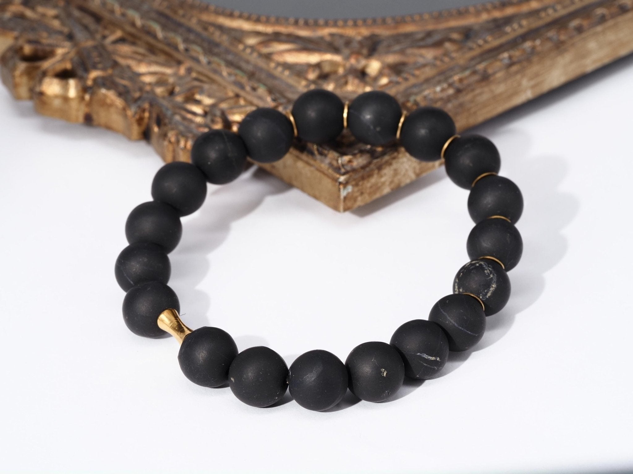 Schungit Armband – matt schwarzer Naturstein mit goldfarbenen Edelstahl - Akzenten