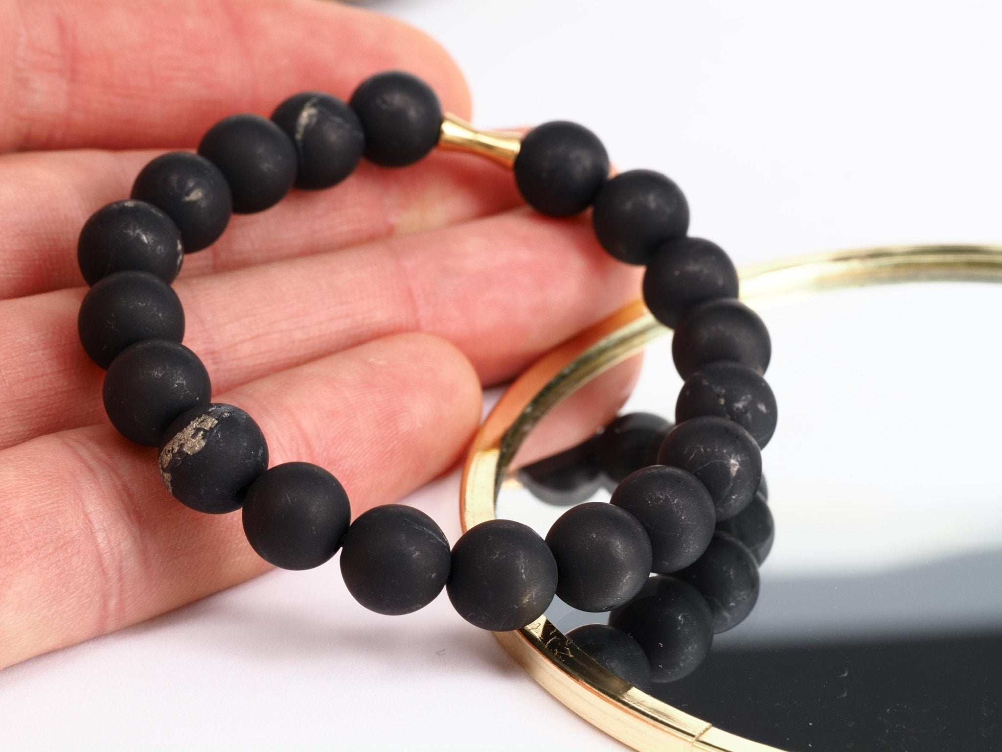 Schungit Armband – matt schwarzer Naturstein mit goldfarbenen Edelstahl - Akzenten