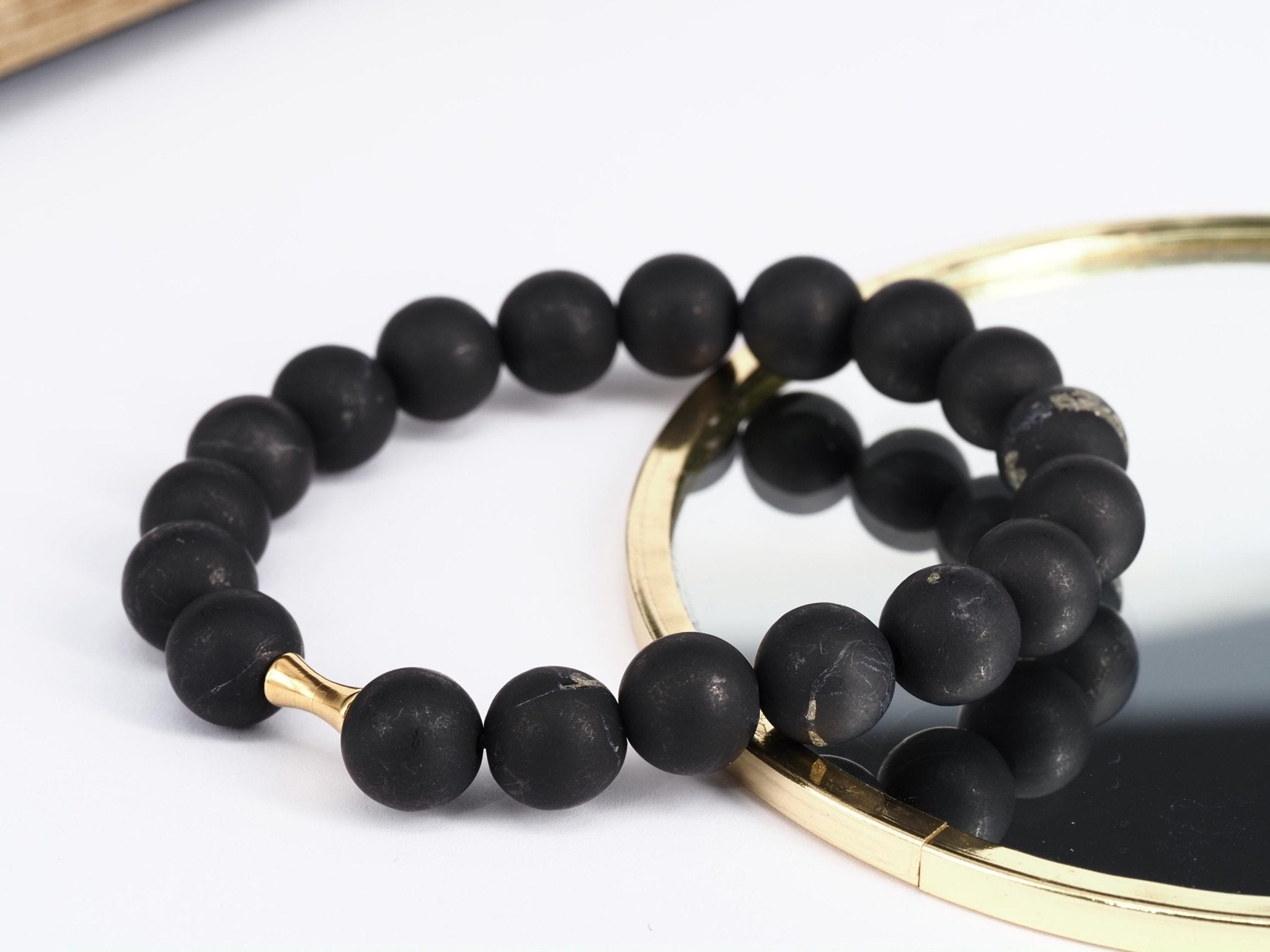 Schungit Armband – matt schwarzer Naturstein mit goldfarbenen Edelstahl - Akzenten