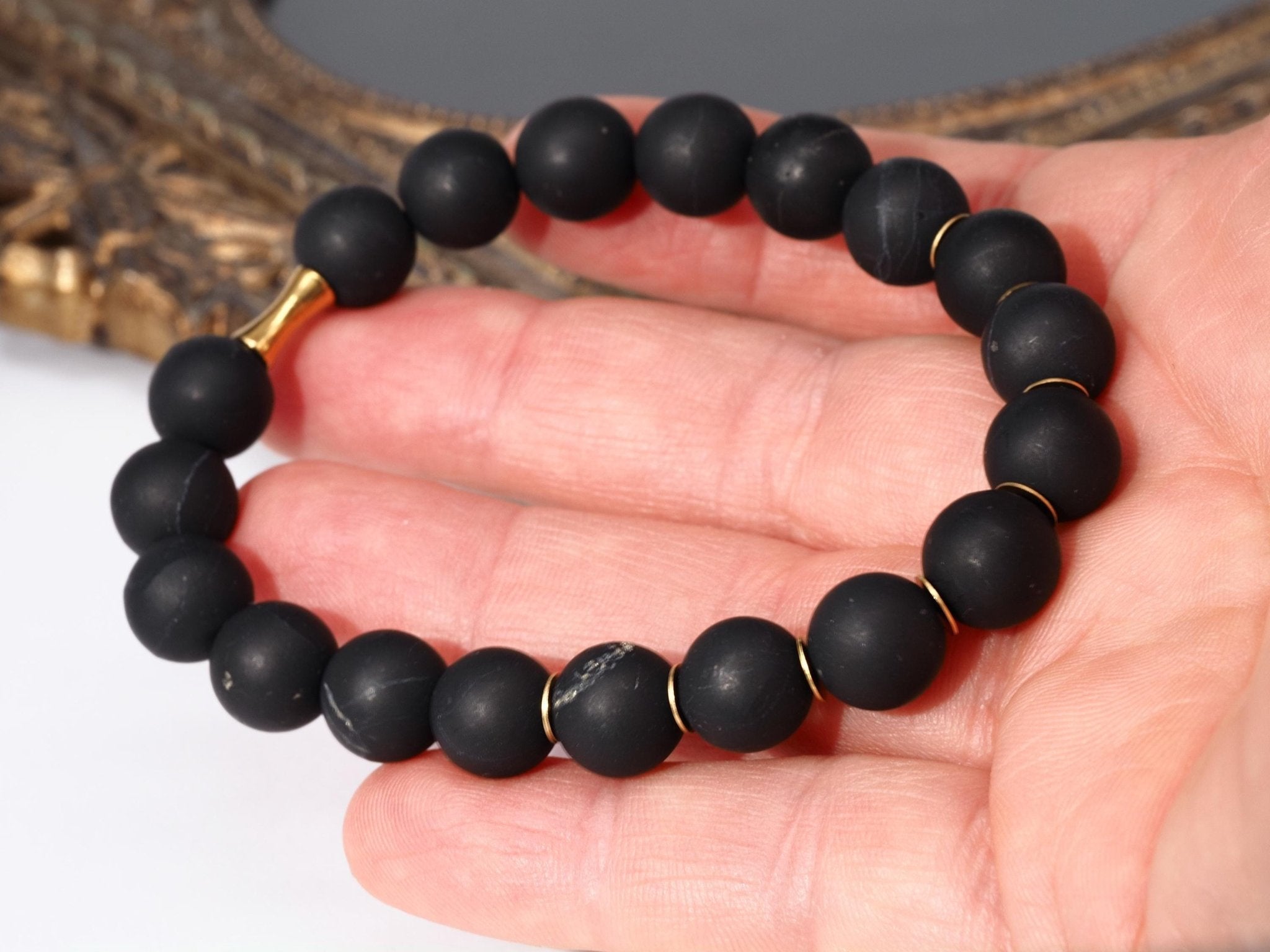 Schungit Armband – matt schwarzer Naturstein mit goldfarbenen Edelstahl - Akzenten
