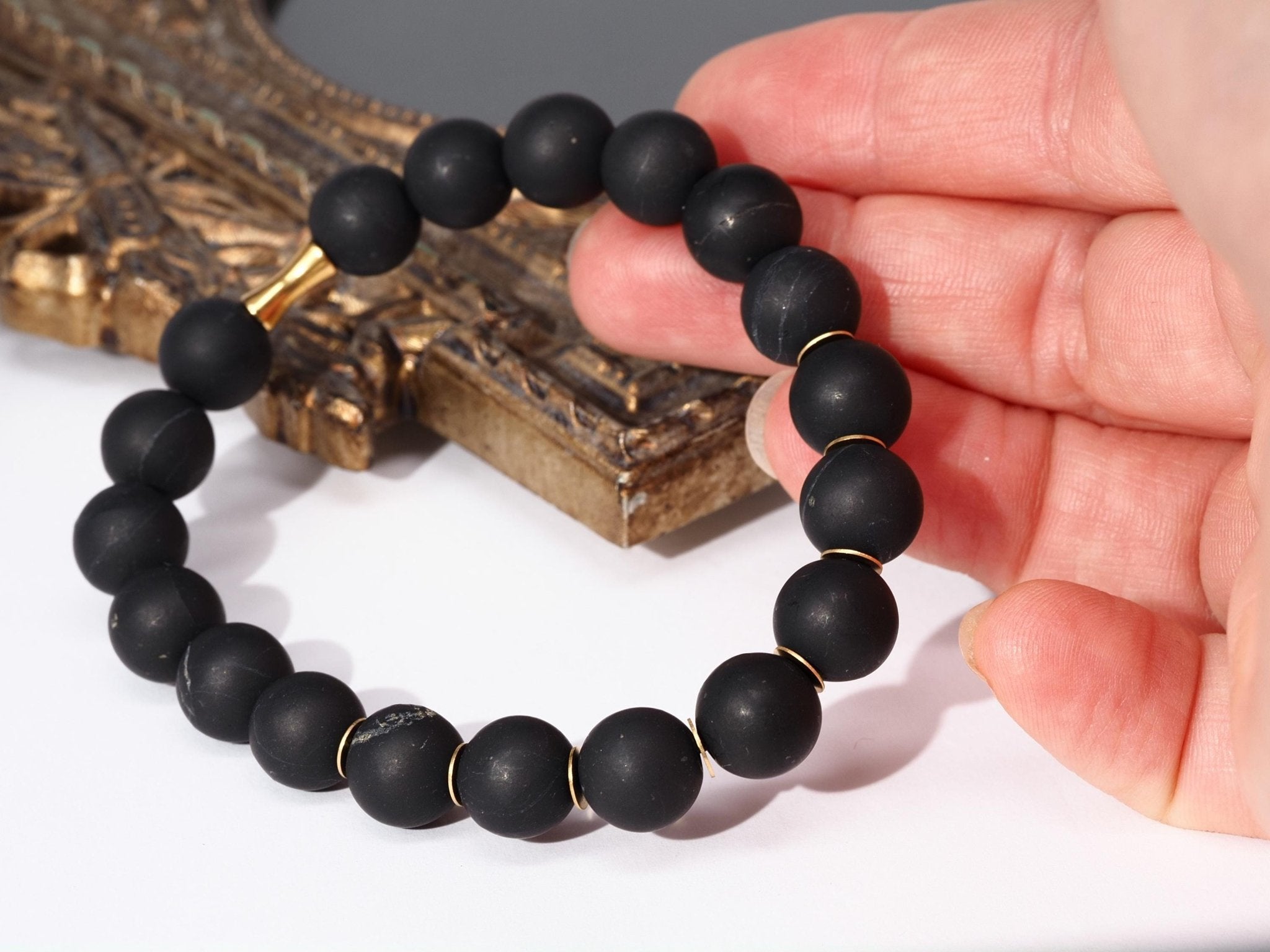 Schungit Armband – matt schwarzer Naturstein mit goldfarbenen Edelstahl - Akzenten