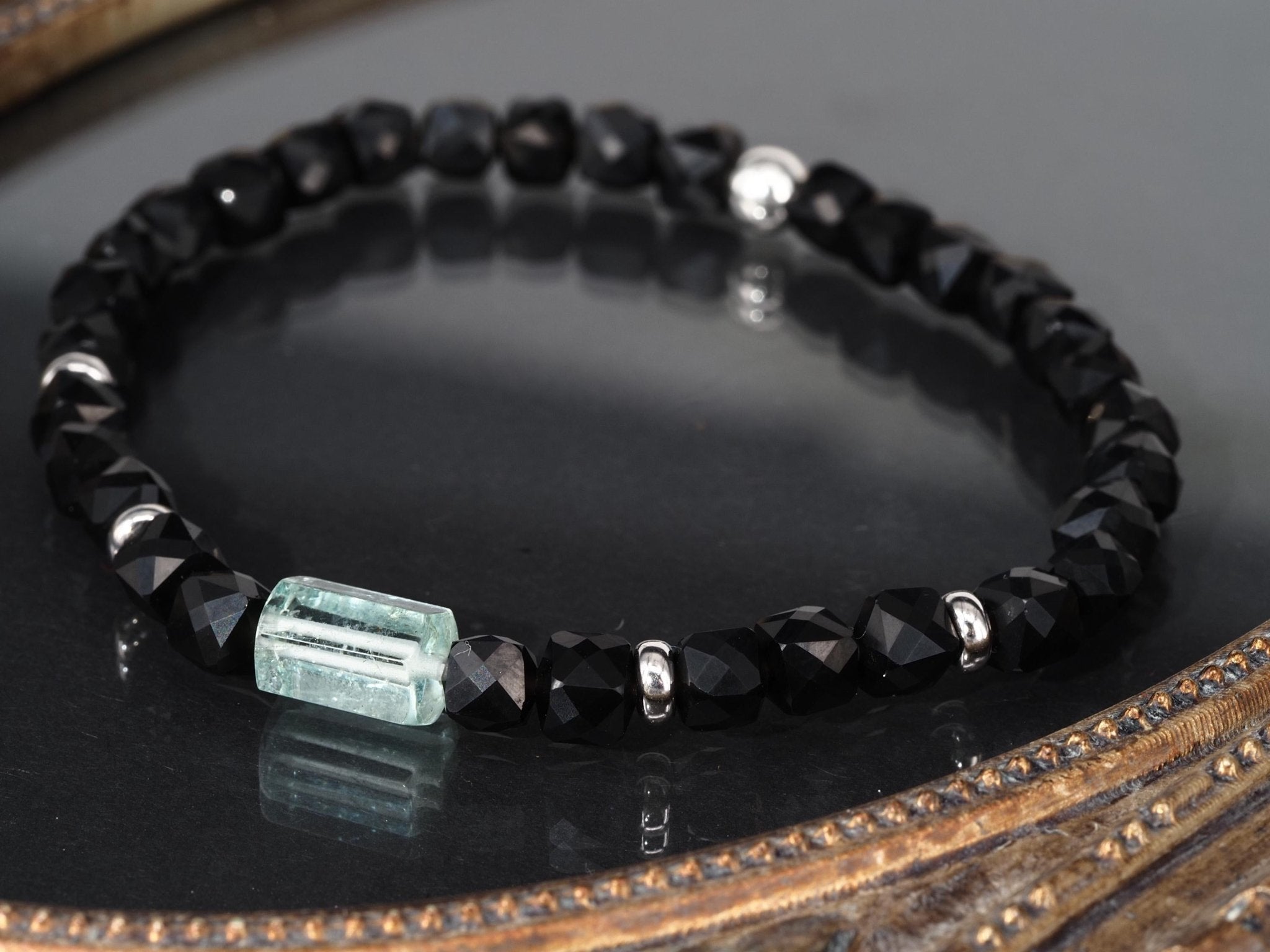 Schwarzes Spinell Armband – facettierte Würfel mit Aquamarin - Kristall & Silberdetails