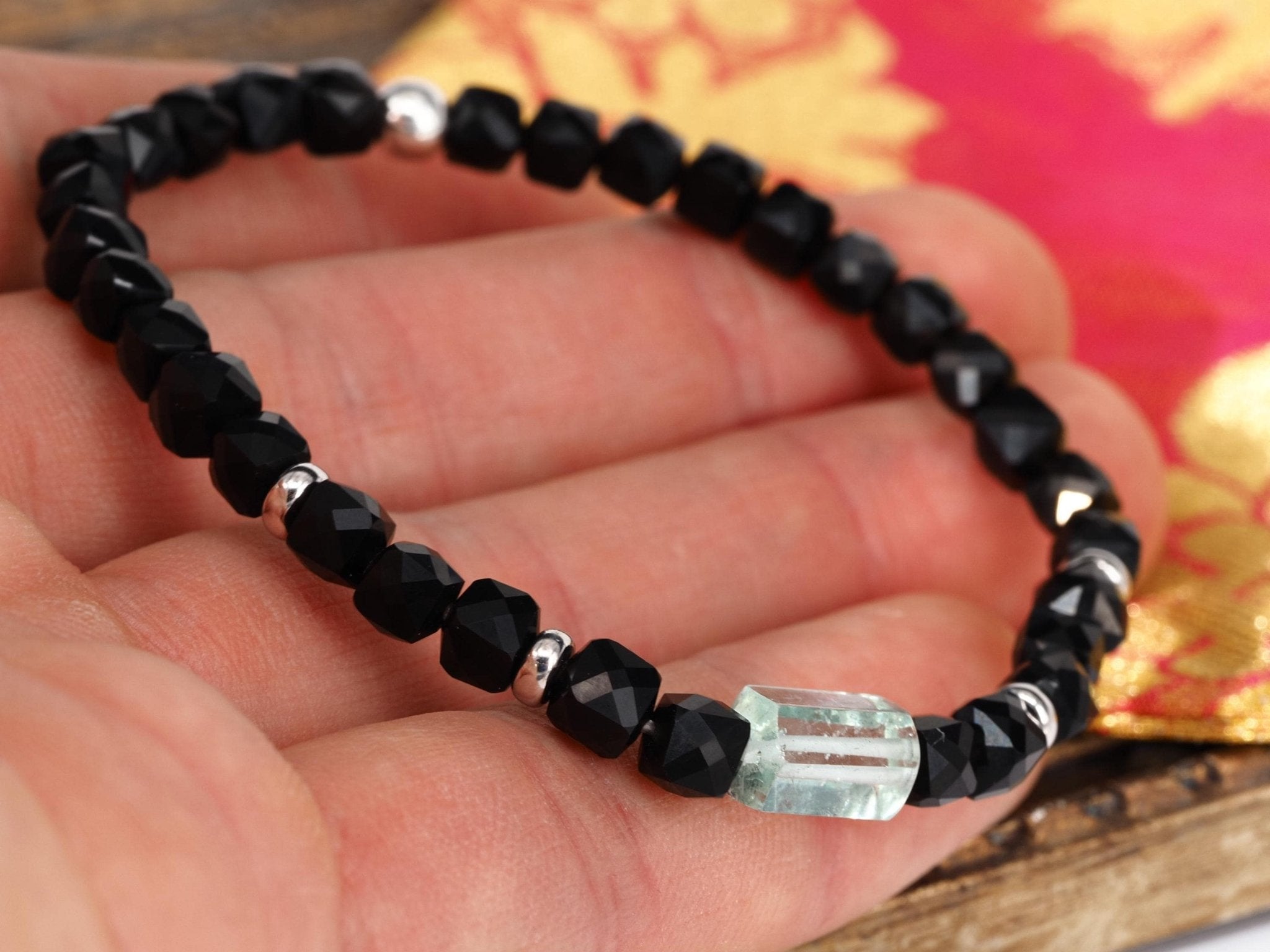 Schwarzes Spinell Armband – facettierte Würfel mit Aquamarin - Kristall & Silberdetails