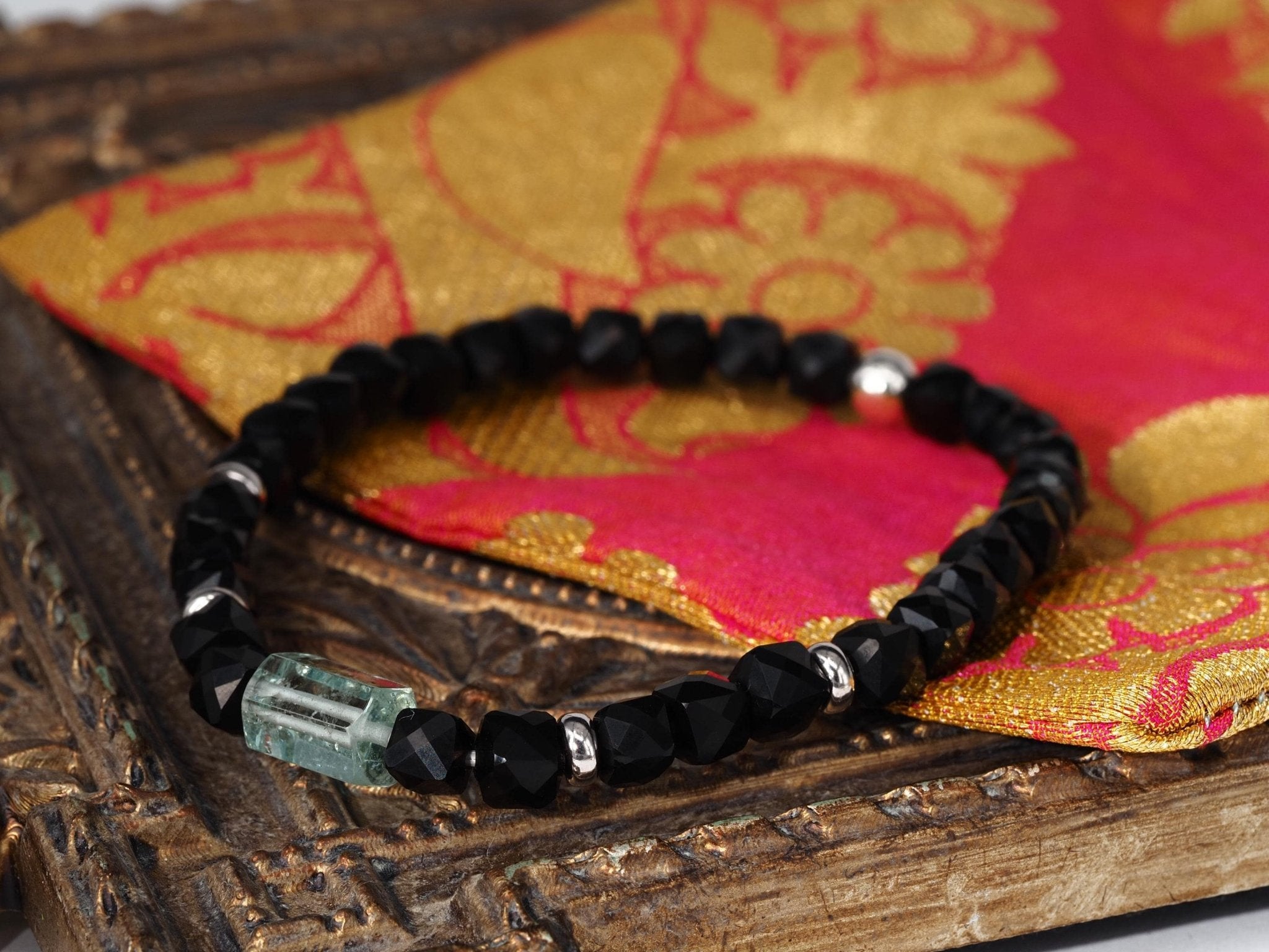 Schwarzes Spinell Armband – facettierte Würfel mit Aquamarin - Kristall & Silberdetails