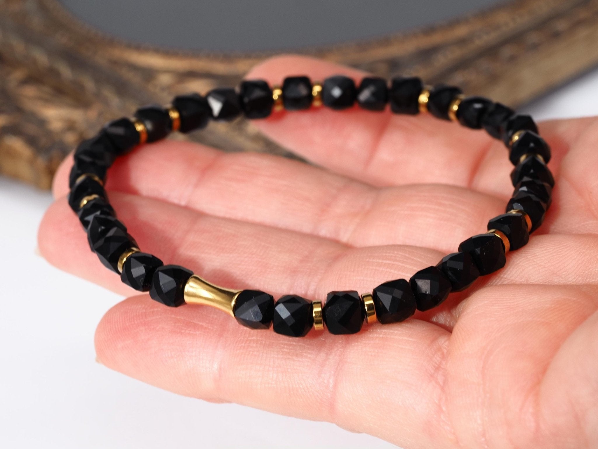 Schwarzes Spinell Armband – facettierte Würfel mit Edelstahl Golddetails