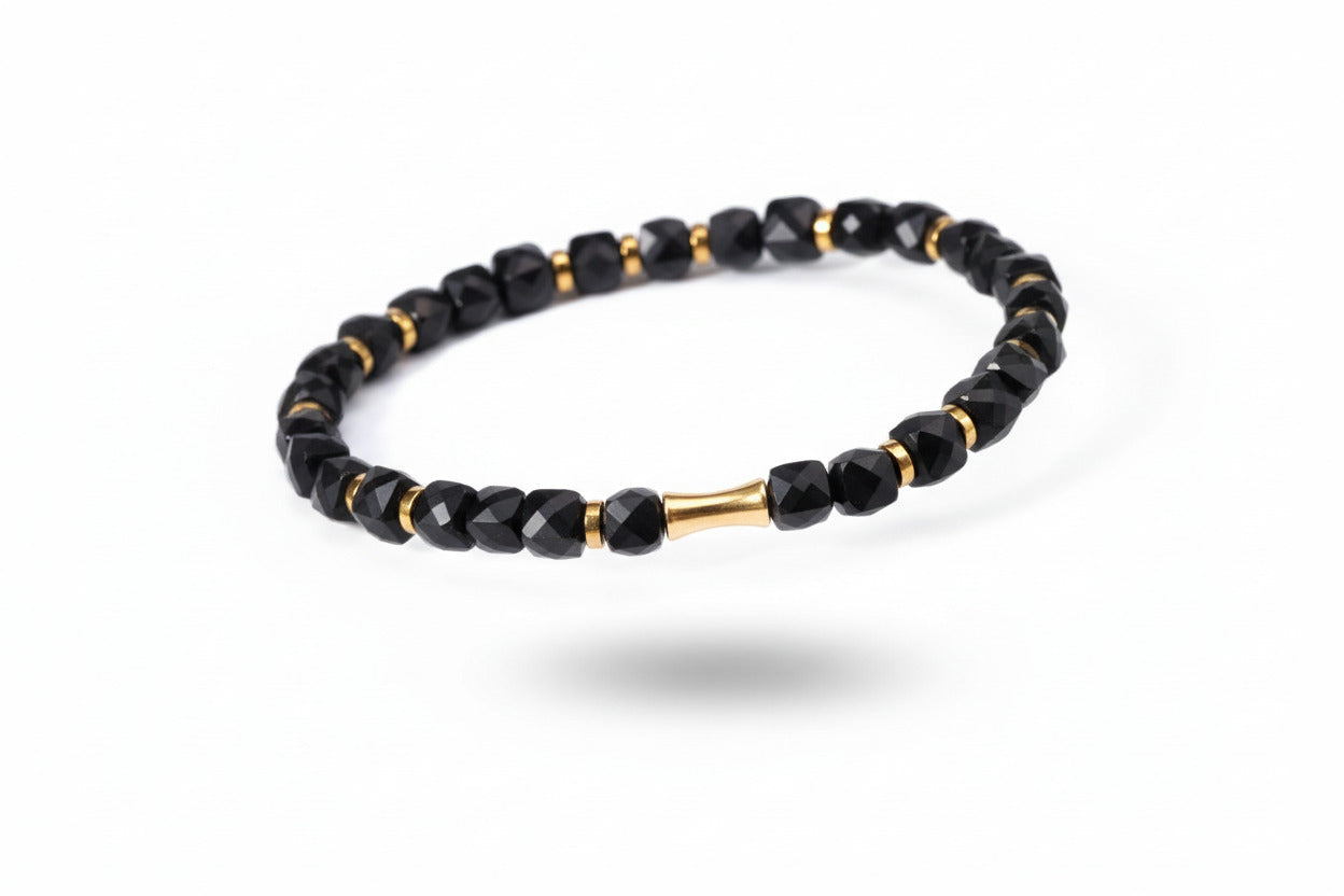 Schwarzes Spinell Armband – facettierte Würfel mit Edelstahl Golddetails