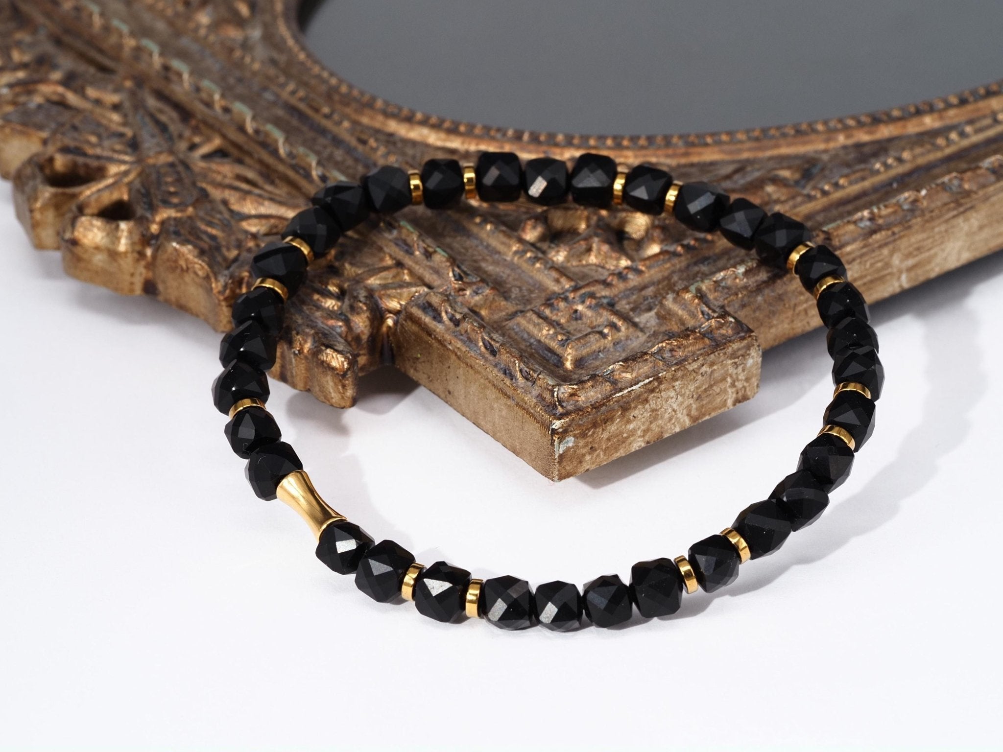 Schwarzes Spinell Armband – facettierte Würfel mit Edelstahl Golddetails