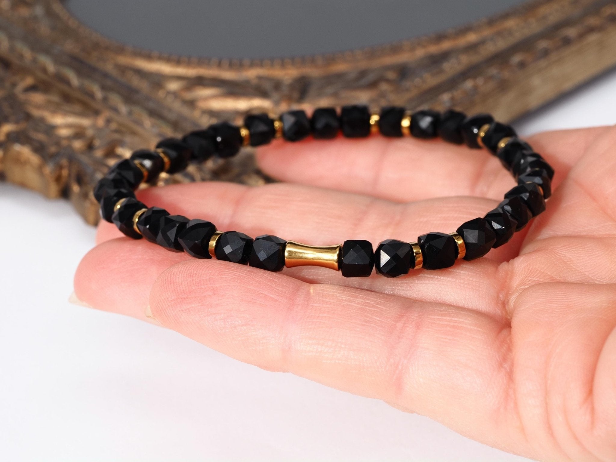 Schwarzes Spinell Armband – facettierte Würfel mit Edelstahl Golddetails