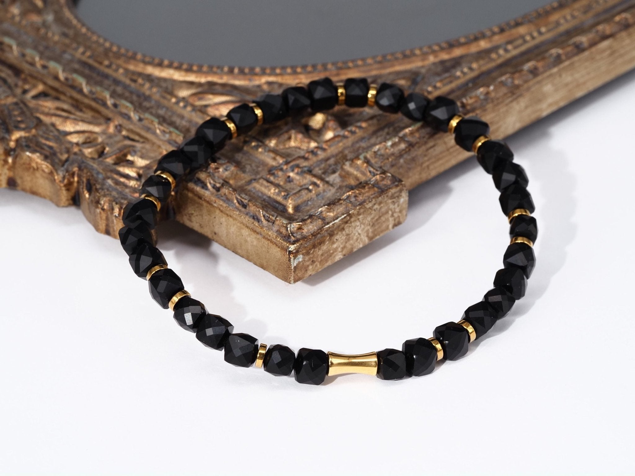 Schwarzes Spinell Armband – facettierte Würfel mit Edelstahl Golddetails