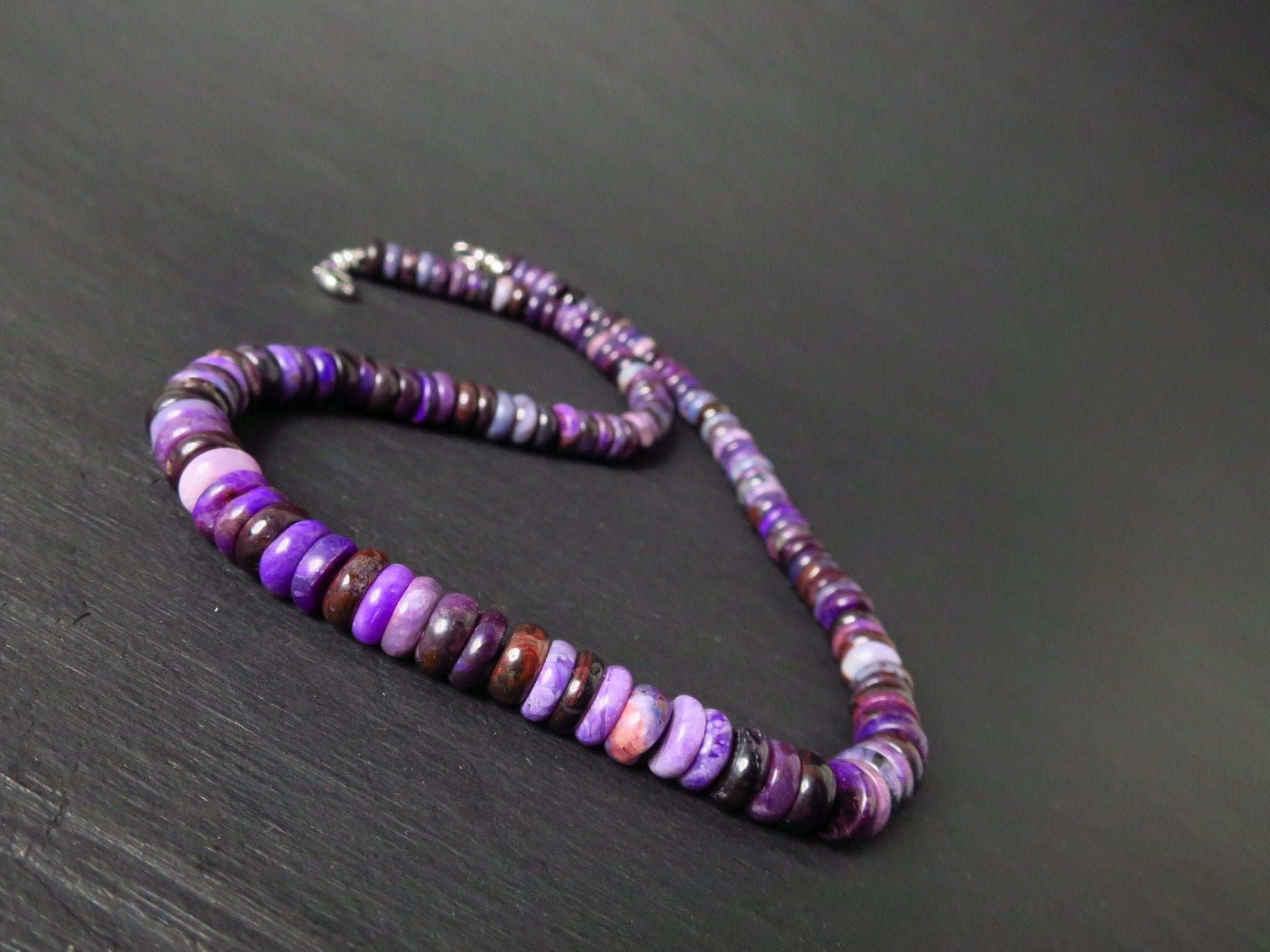 Sugilith Edelstein Kette unbehandelt und natürlich mit intensiver Farbe und Sterling Silber Verschluss rohodiniert