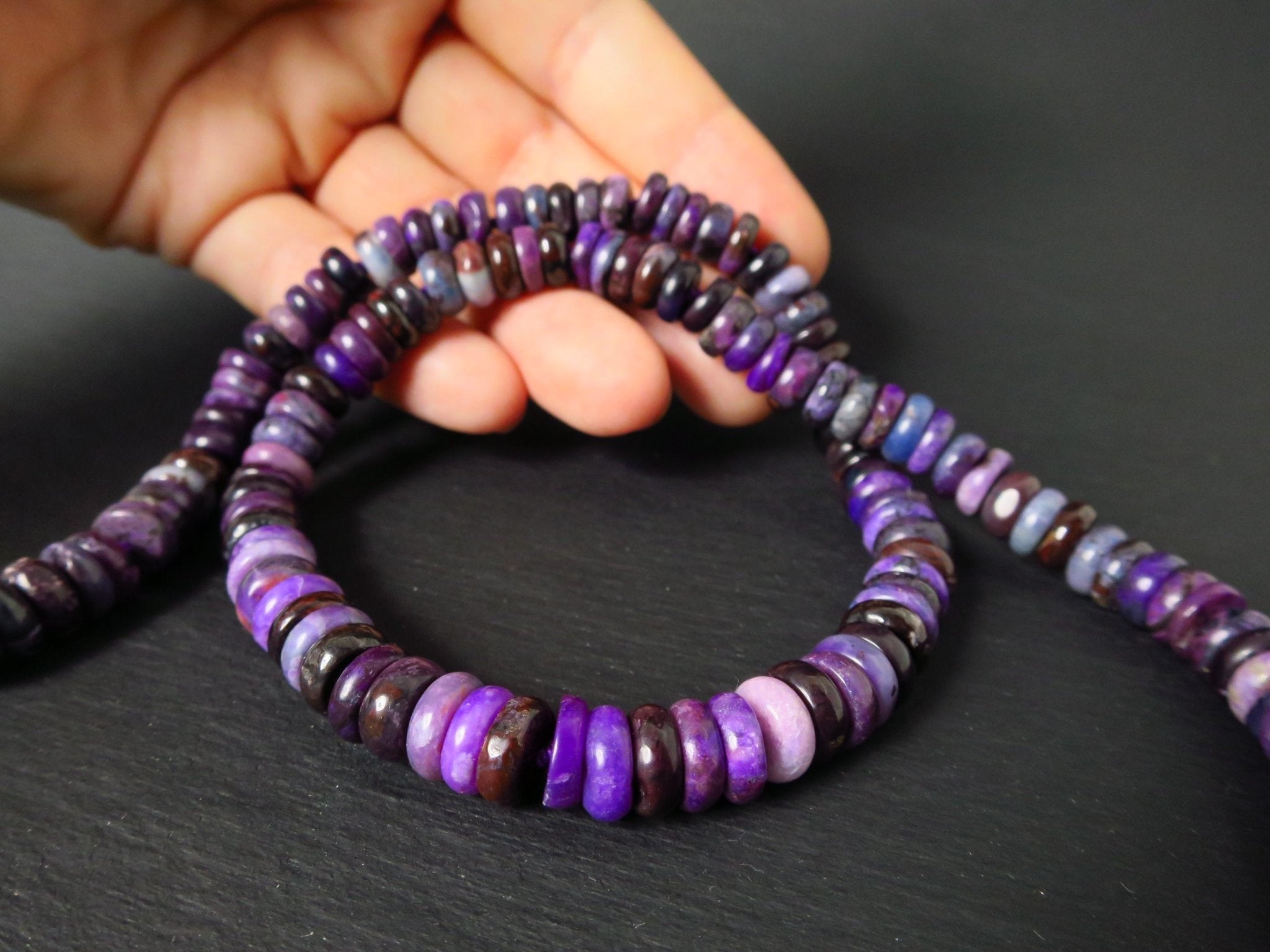 Sugilith Edelstein Kette unbehandelt und natürlich mit intensiver Farbe und Sterling Silber Verschluss rohodiniert