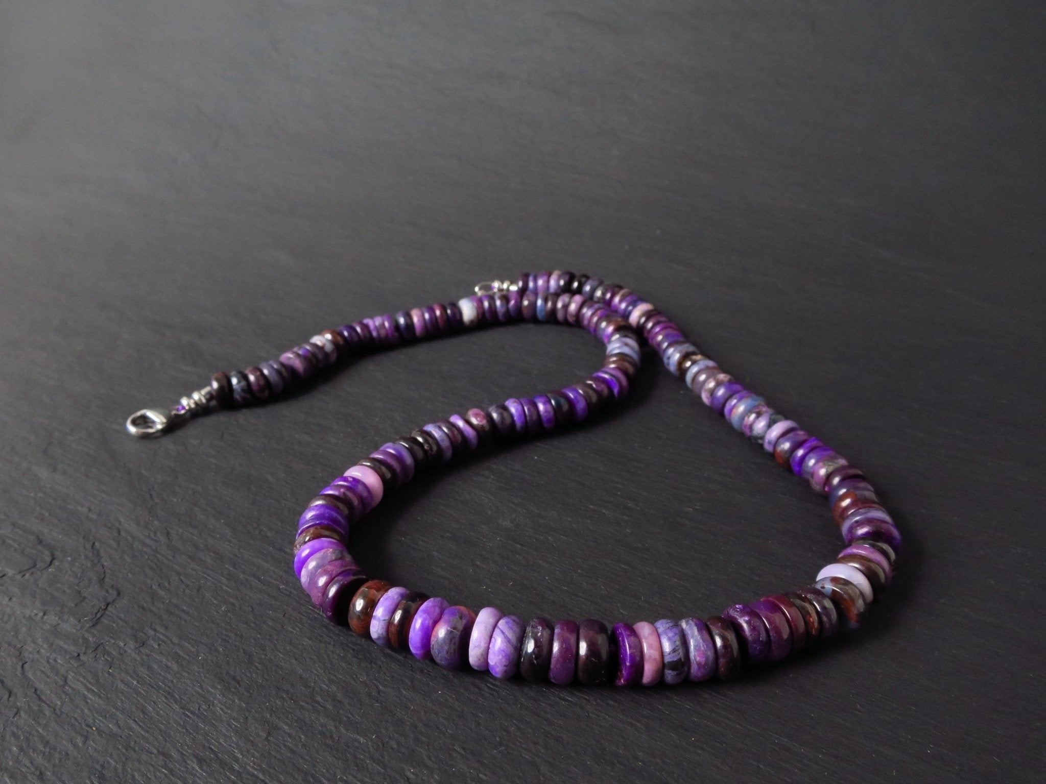 Sugilith Edelstein Kette unbehandelt und natürlich mit intensiver Farbe und Sterling Silber Verschluss rohodiniert